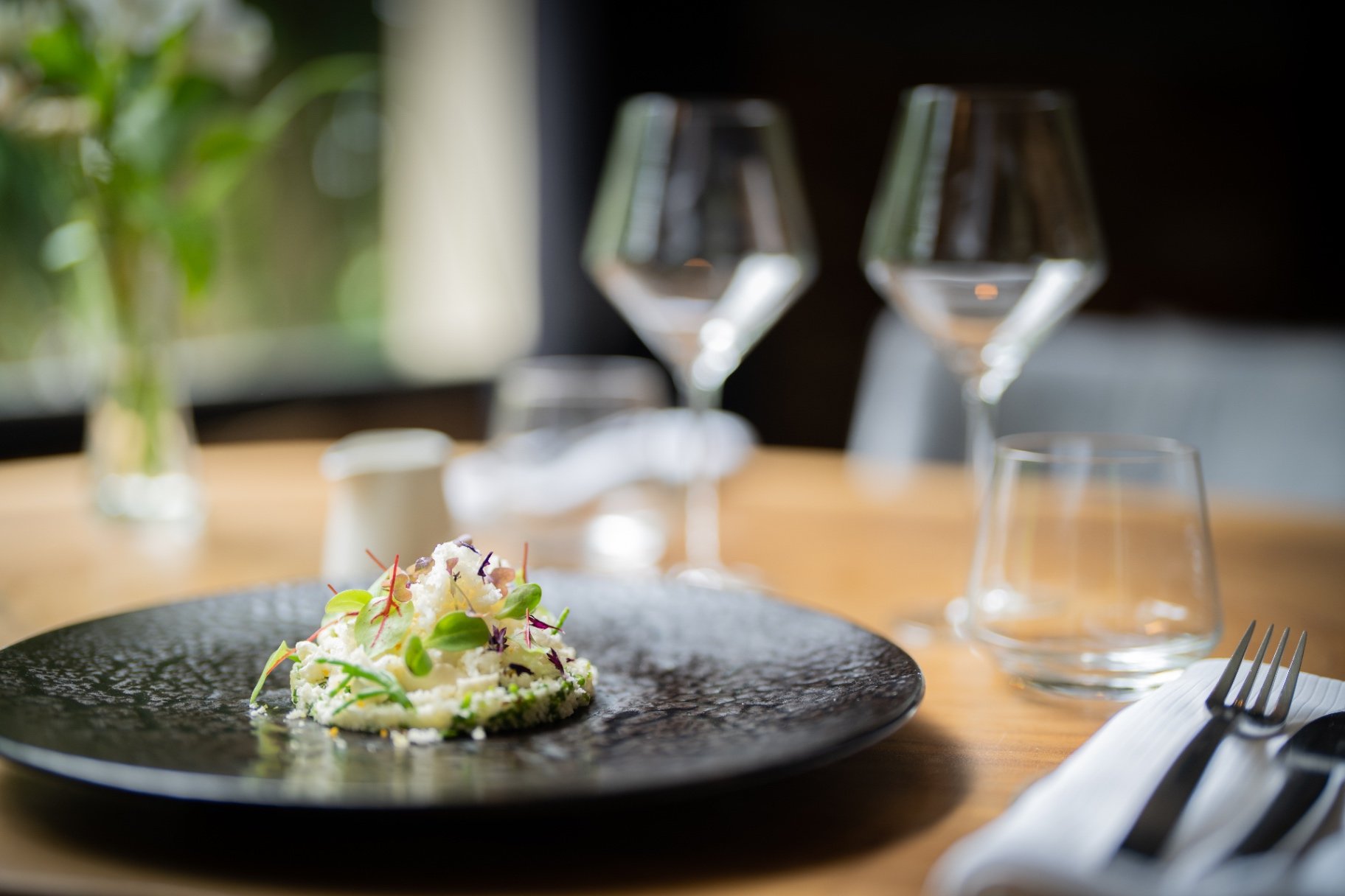 Entrée gastronomique sur fond noir