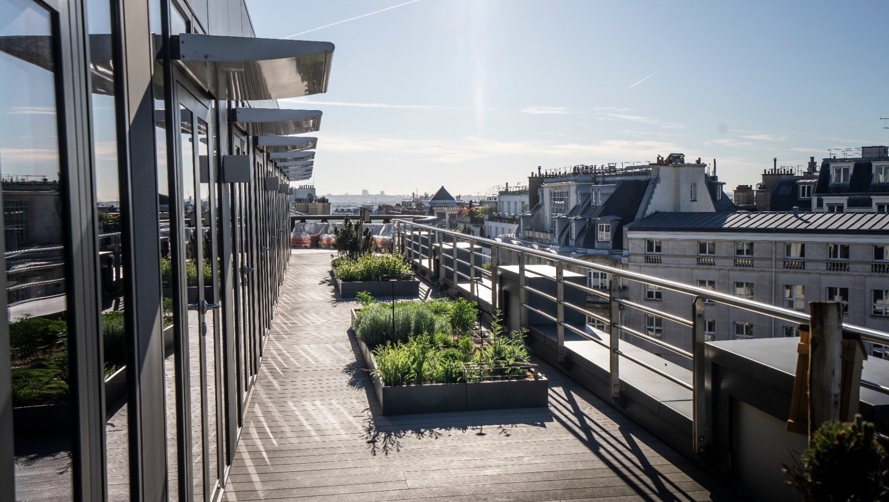 Terrasse parisienne aménagée, vue sur les toits