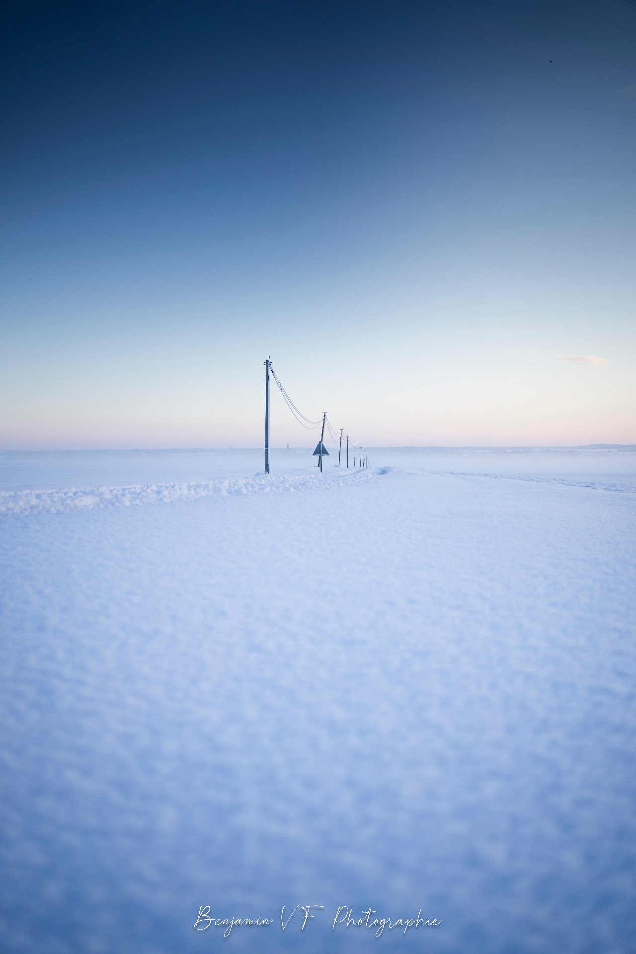 Poteaux électriques perdus dans l'immensité blanche, Charente-Maritime