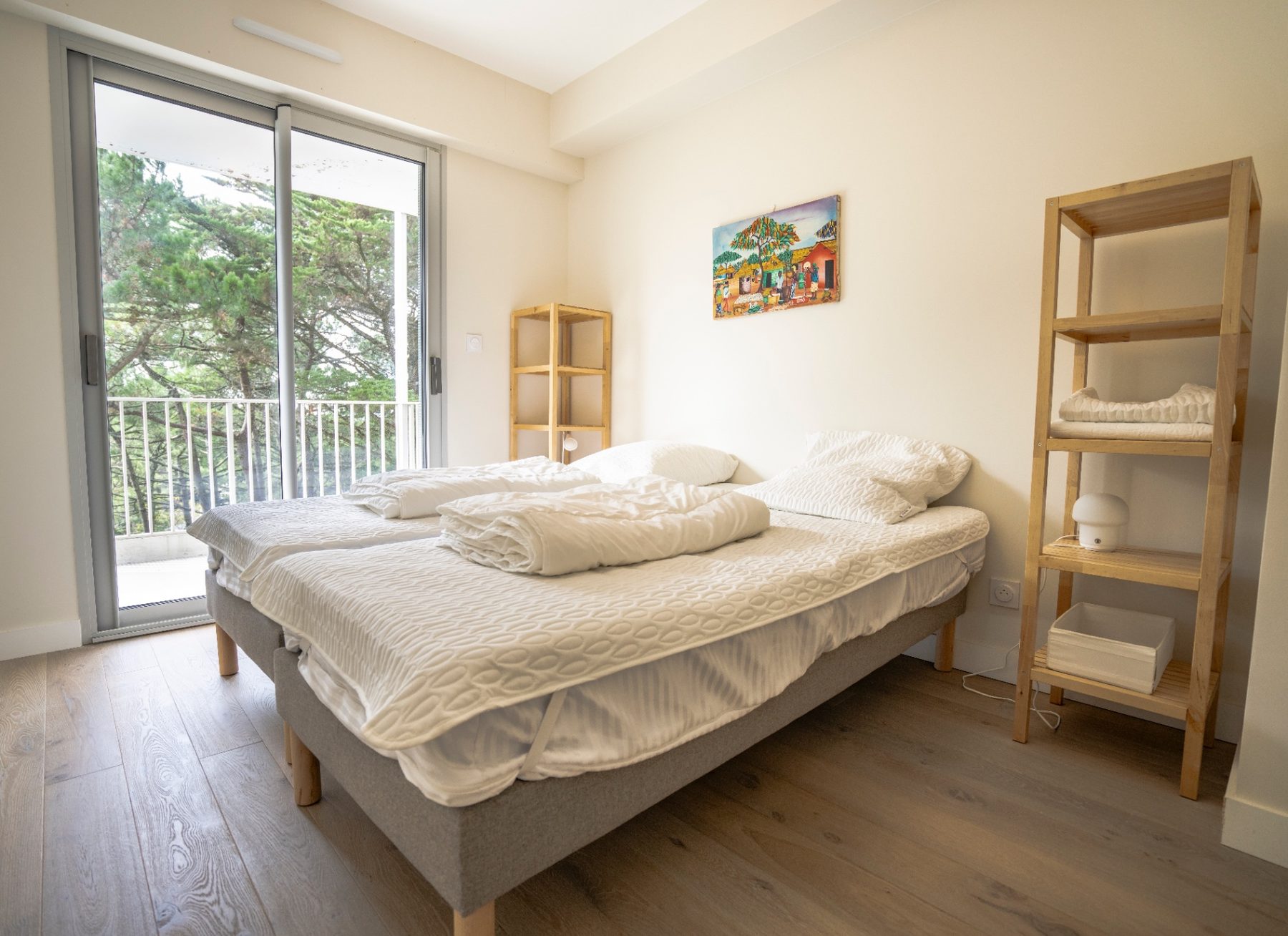 Chambre d'hôtel avec balcon ouvert sur l'océan