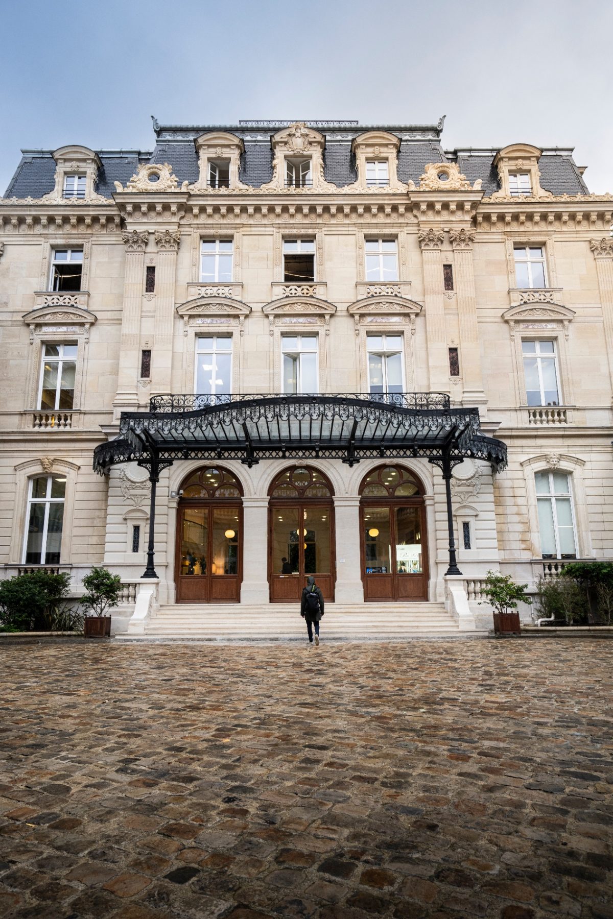 Façade haussmannienne parisienne photographiée en lumière rasante