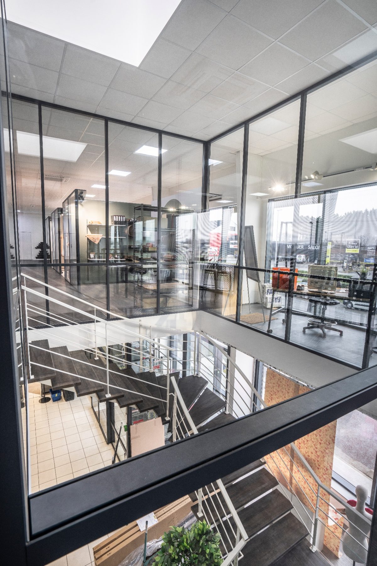 Mezzanine vitrée d'un bâtiment tertiaire, architecture intérieure