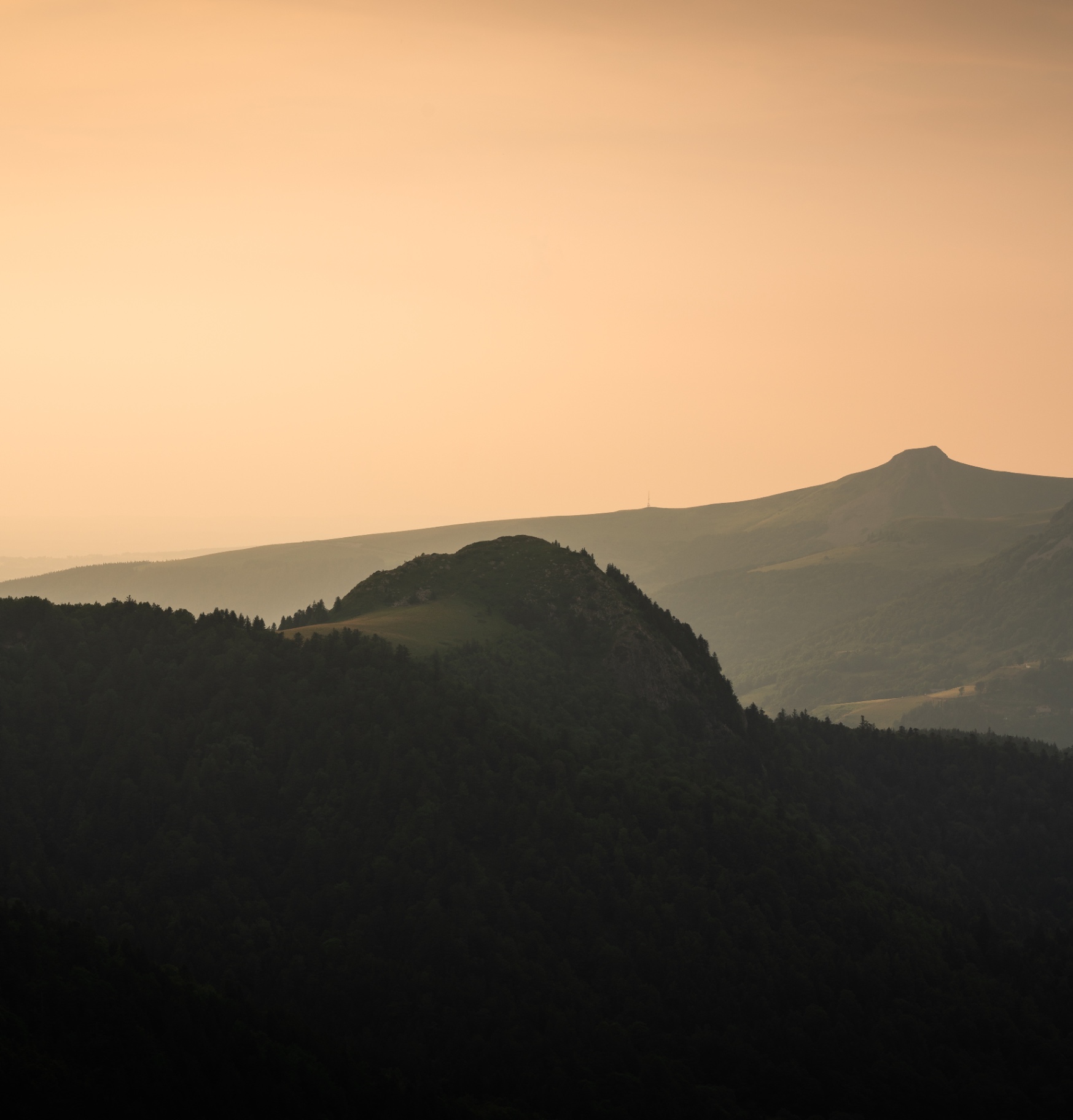 Crête du Sancy au coucher du soleil, ciel pêche