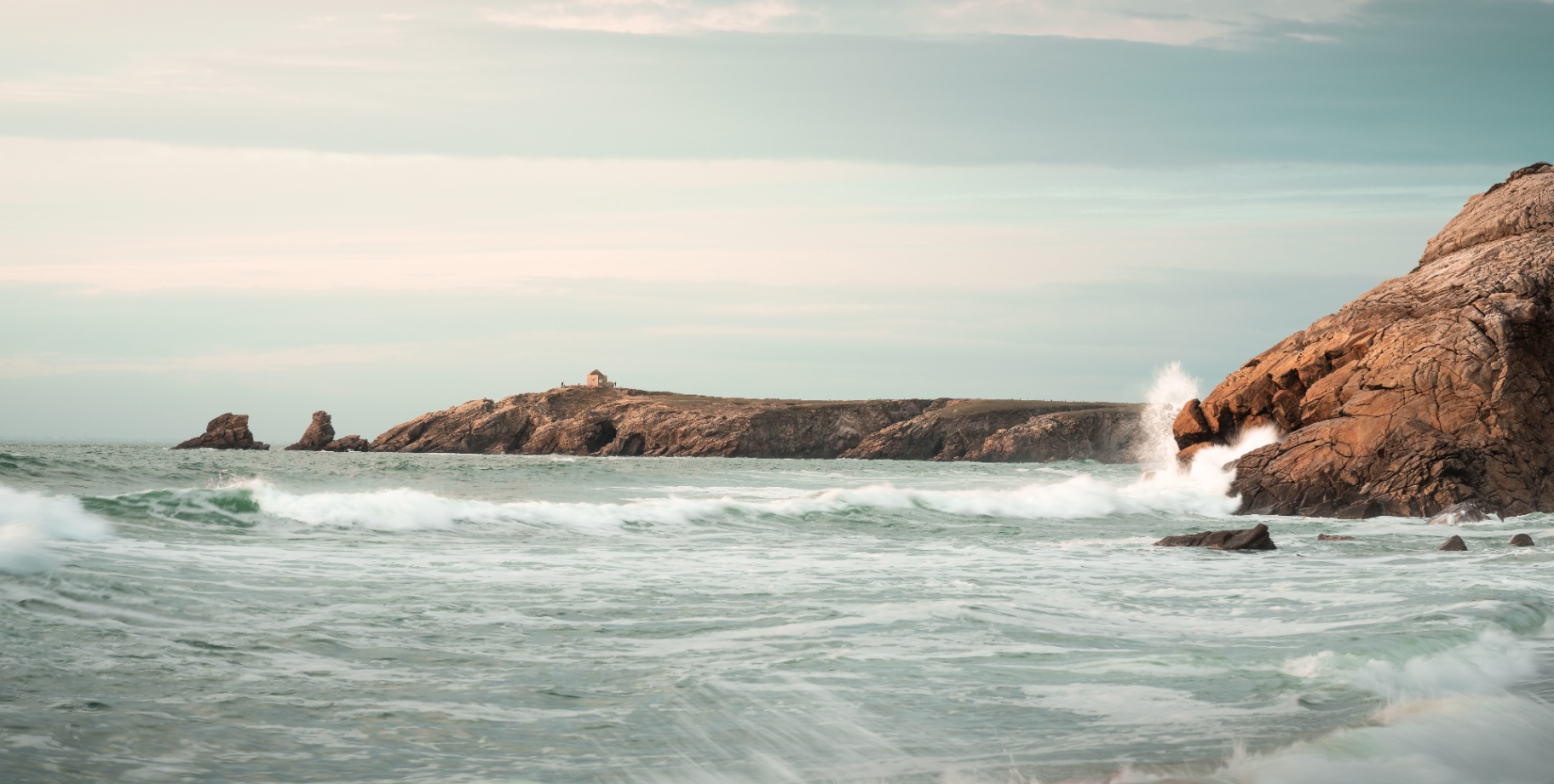 Vagues sur les rochers de Quiberon