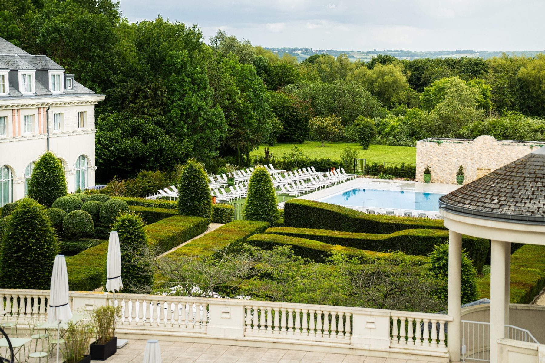 Jardin à la française, piscine et perspective sur la vallée