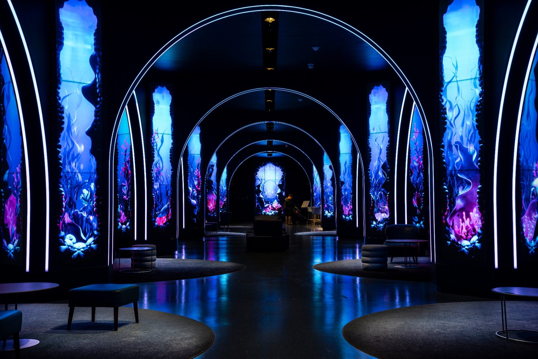 Espace immersif sous arches lumineuses, photographie d'architecture d'intérieur
