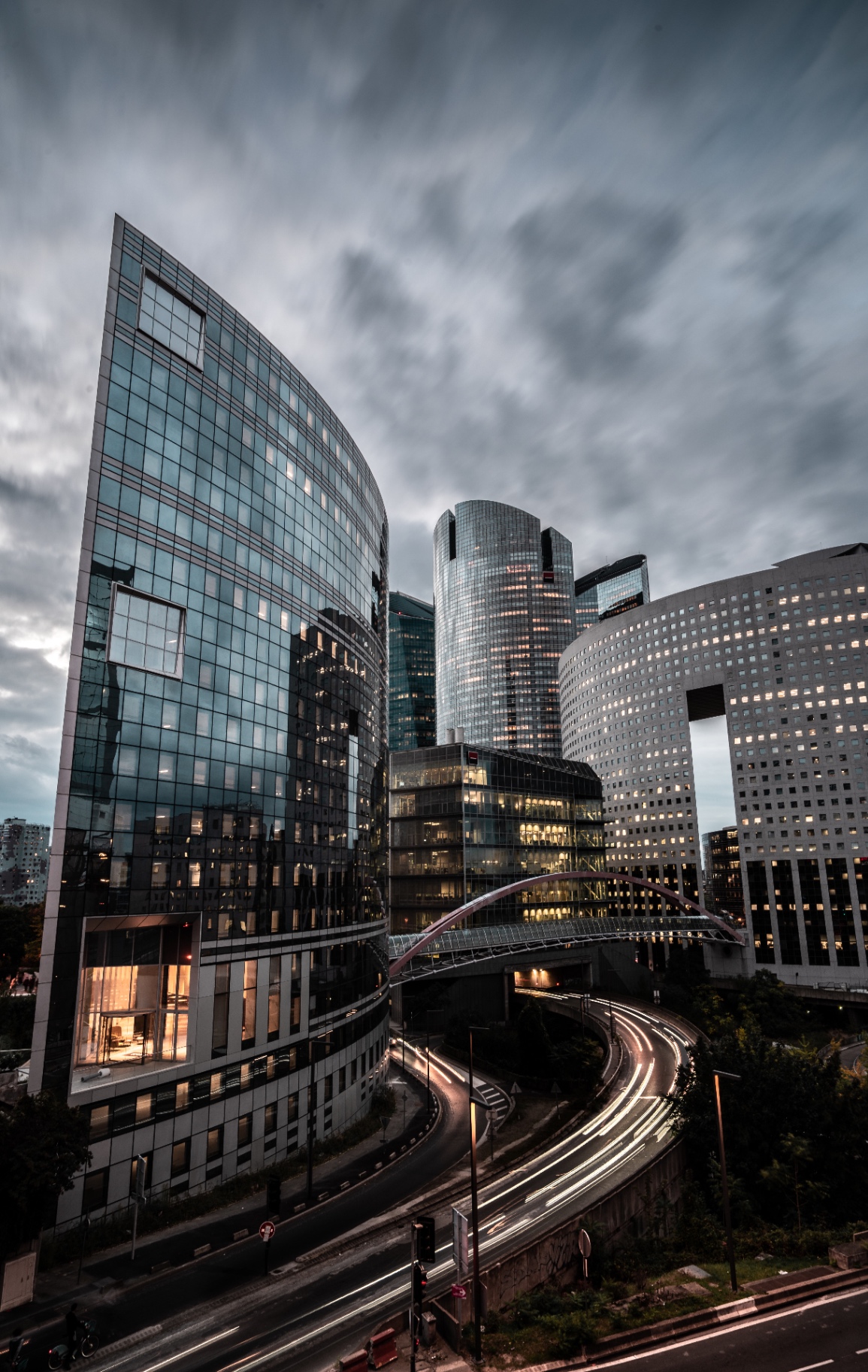 Skyline de La Défense au crépuscule, lignes de phares