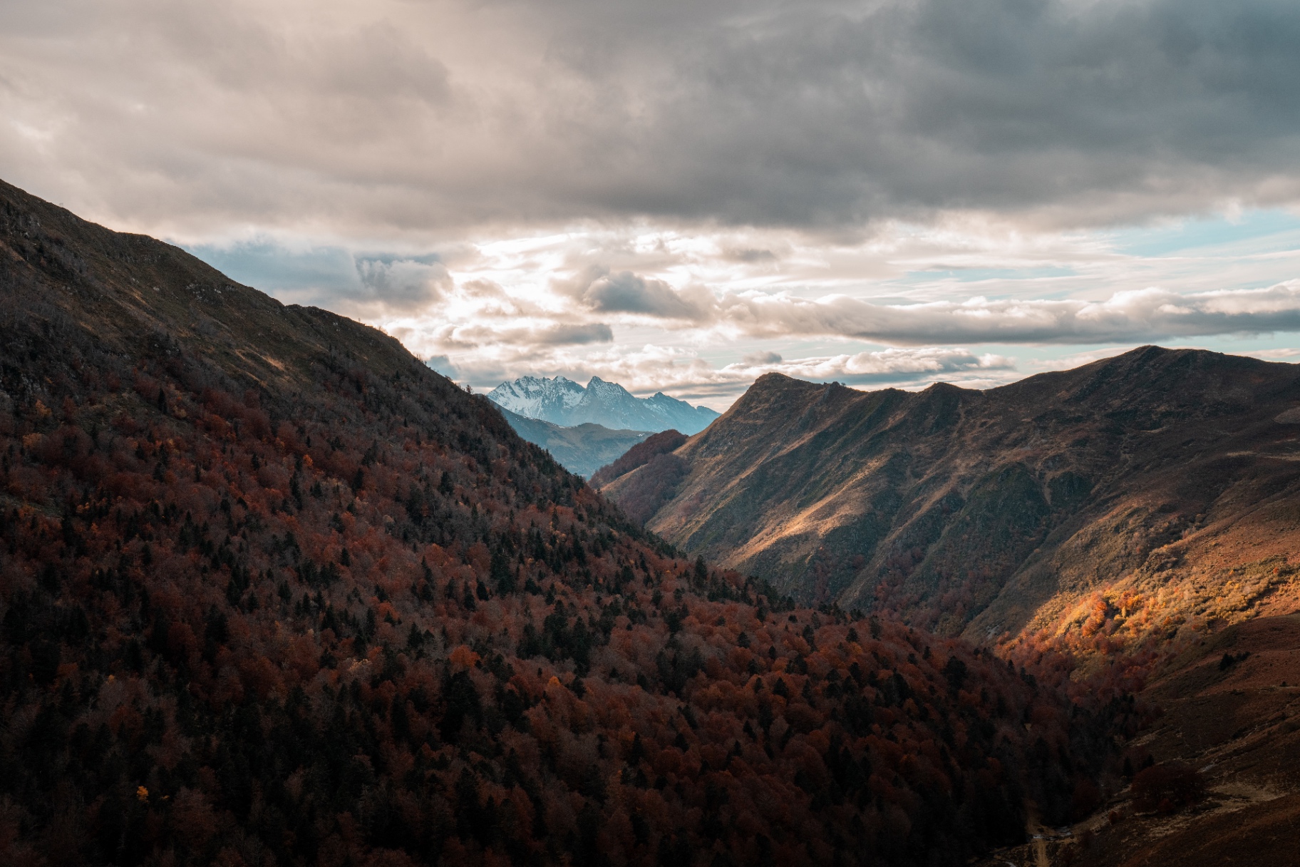 Vallée d'Isaby en automne, lumière percée sous l'orage