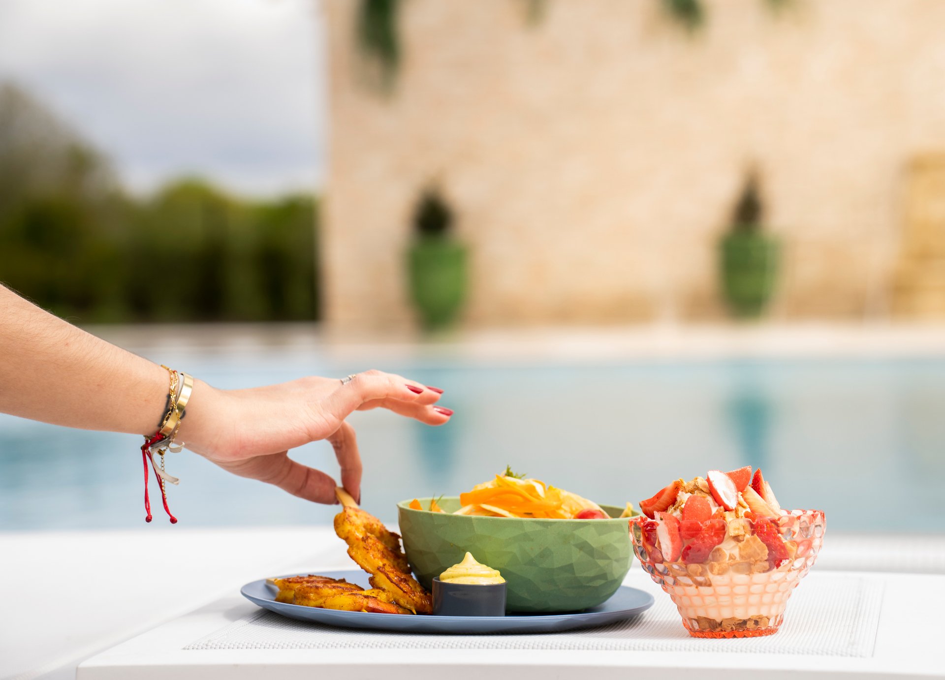 Déjeuner en bord de piscine
