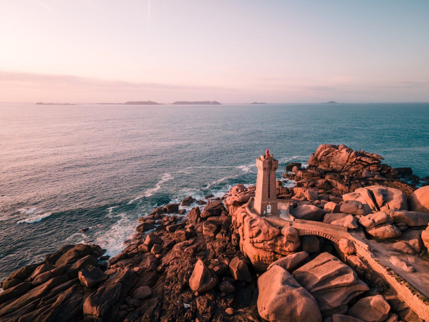 Phare breton, lumière rose sur le granit