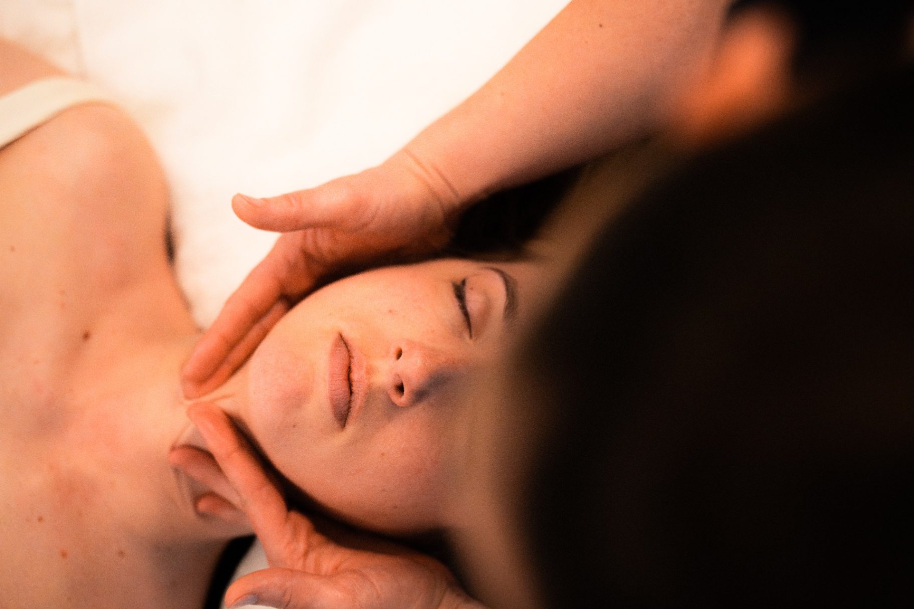 Massage du visage, geste doux