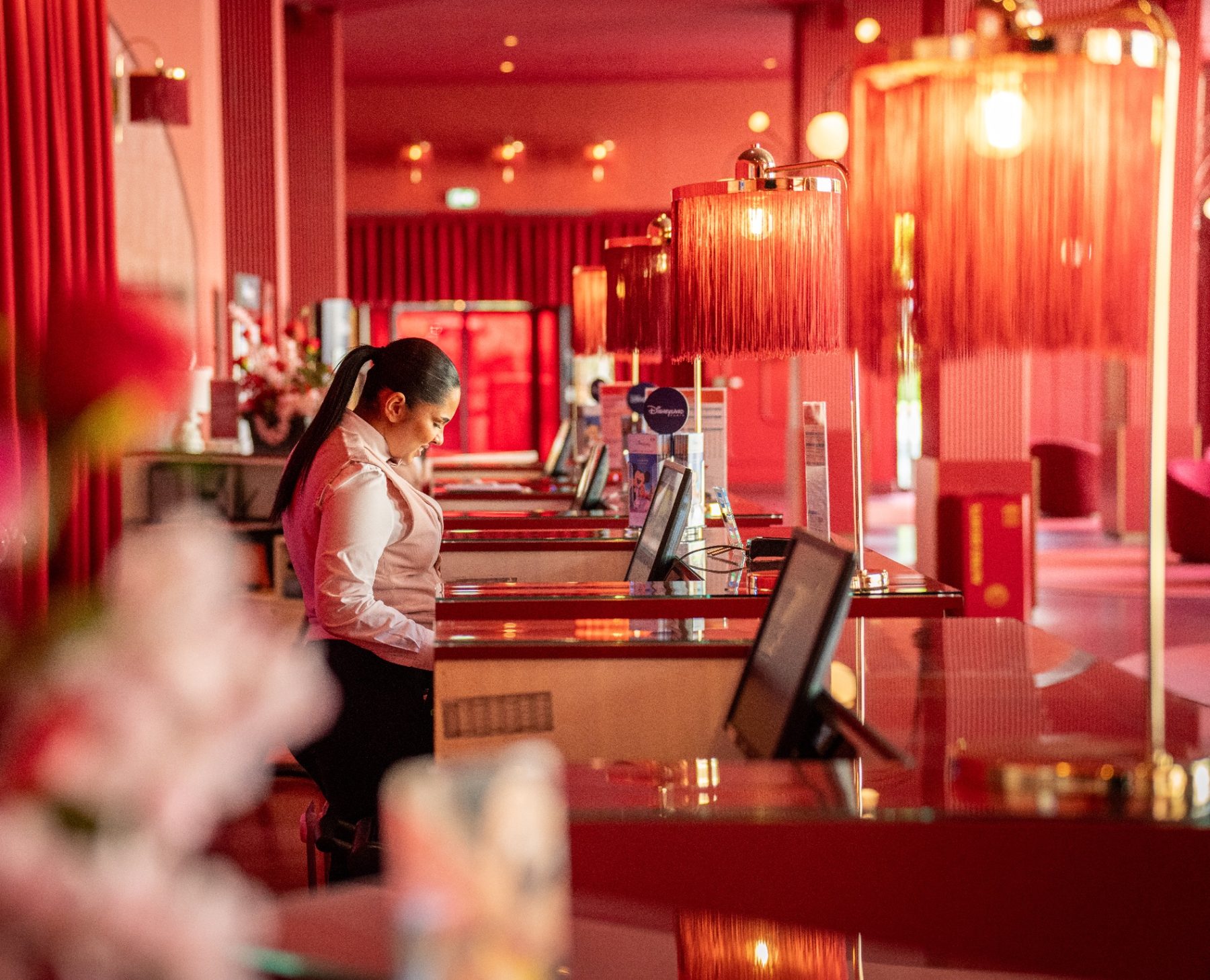 Réception d'hôtel, décor rouge et laiton