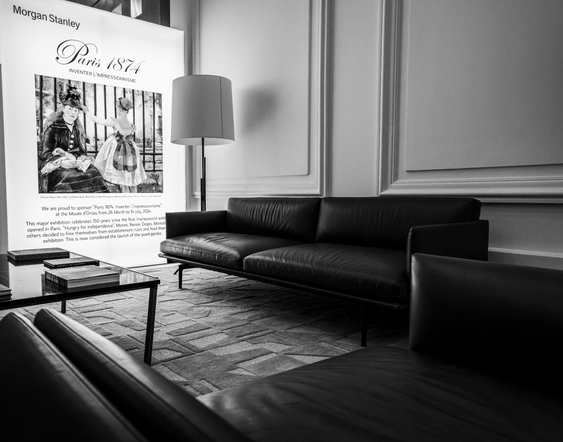 Salon corporate en noir et blanc, esprit galerie