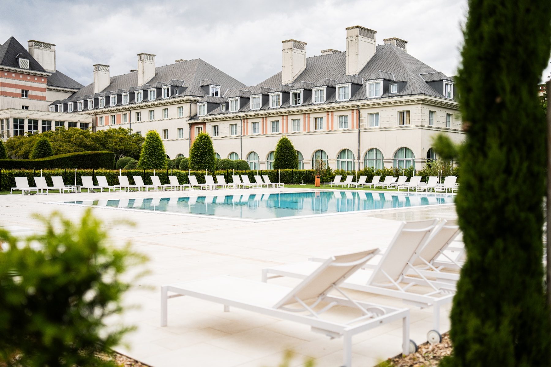Piscine d'un hôtel de la côte rochelaise en fin de journée