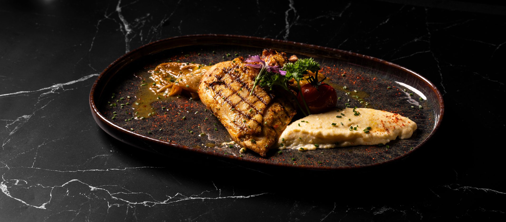 Poisson grillé, photographie culinaire pour un restaurant du littoral