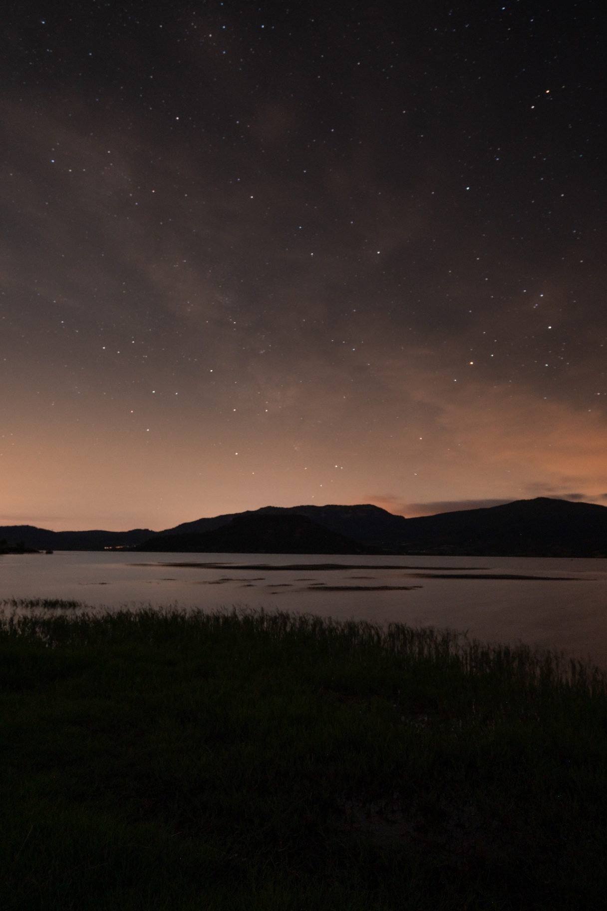 Ciel étoilé au-dessus du lac du Salagou