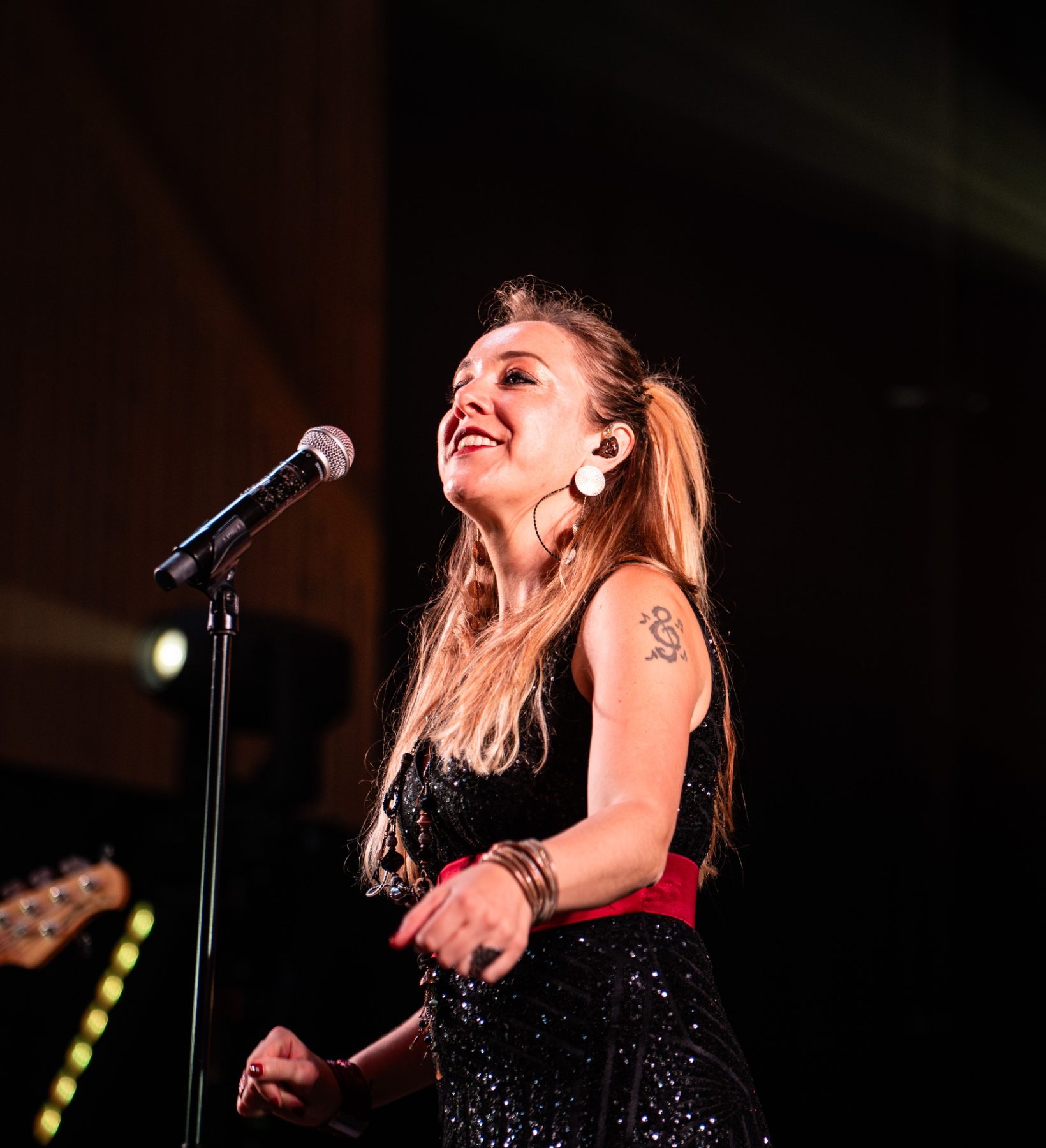Chanteuse en pleine performance sous les projecteurs