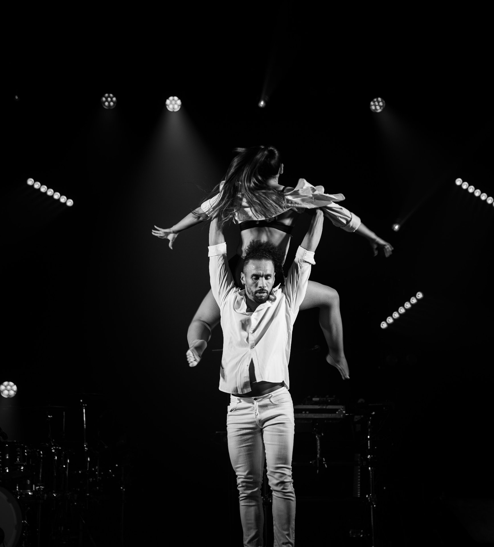 Duo de danseurs, portée acrobatique en noir et blanc