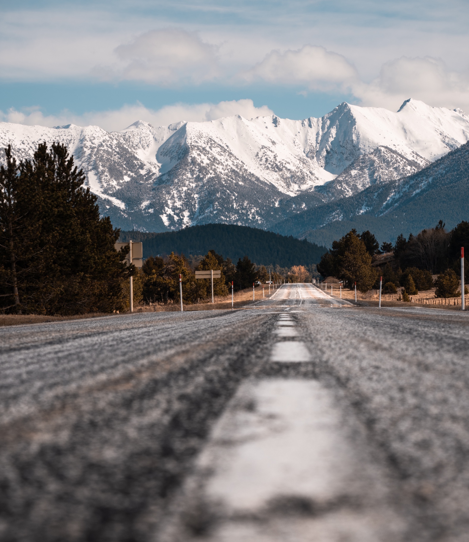 Route filante vers les crêtes enneigées de Font-Romeu