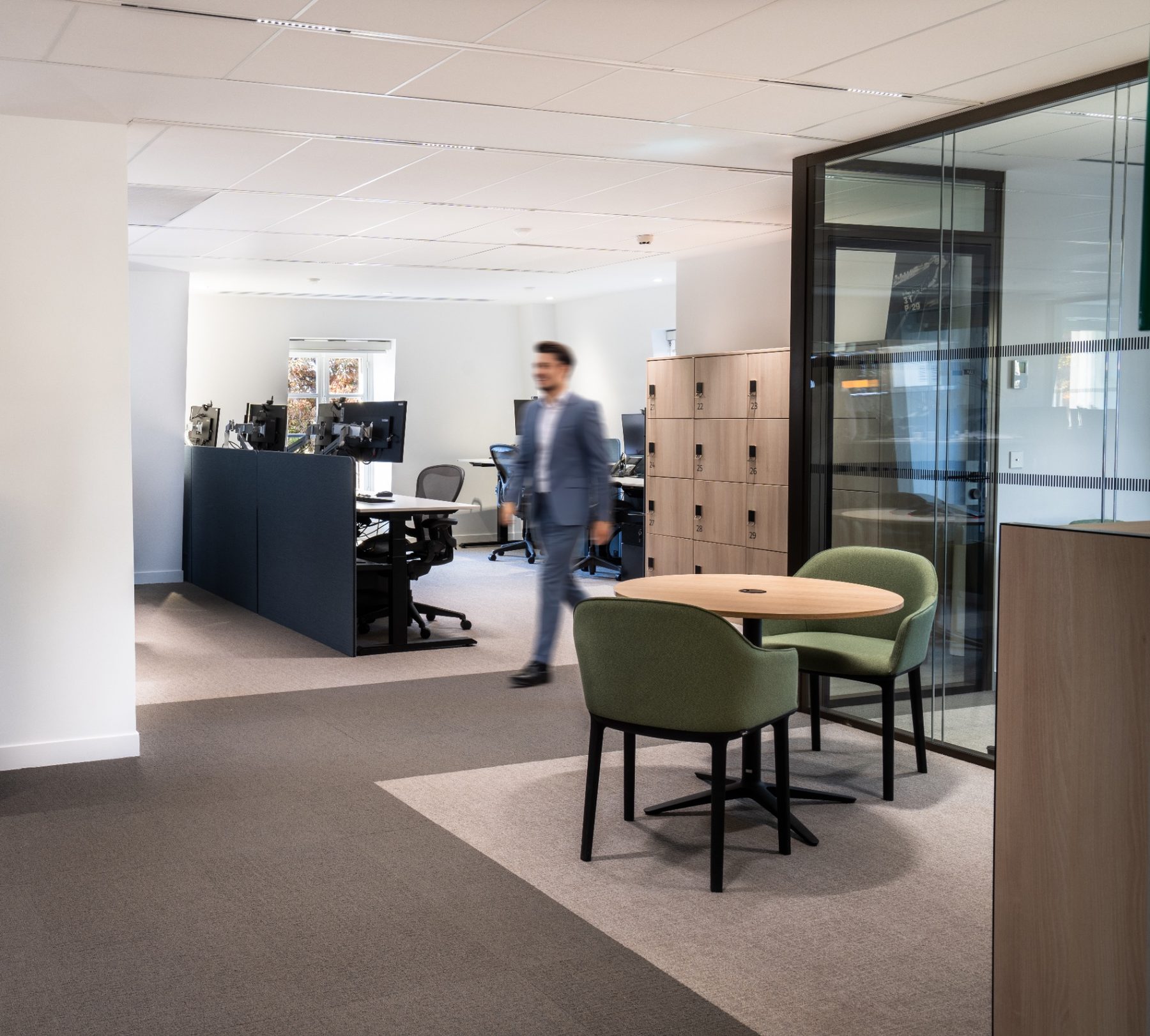 Plateau de bureaux lumineux photographié pour une entreprise bordelaise