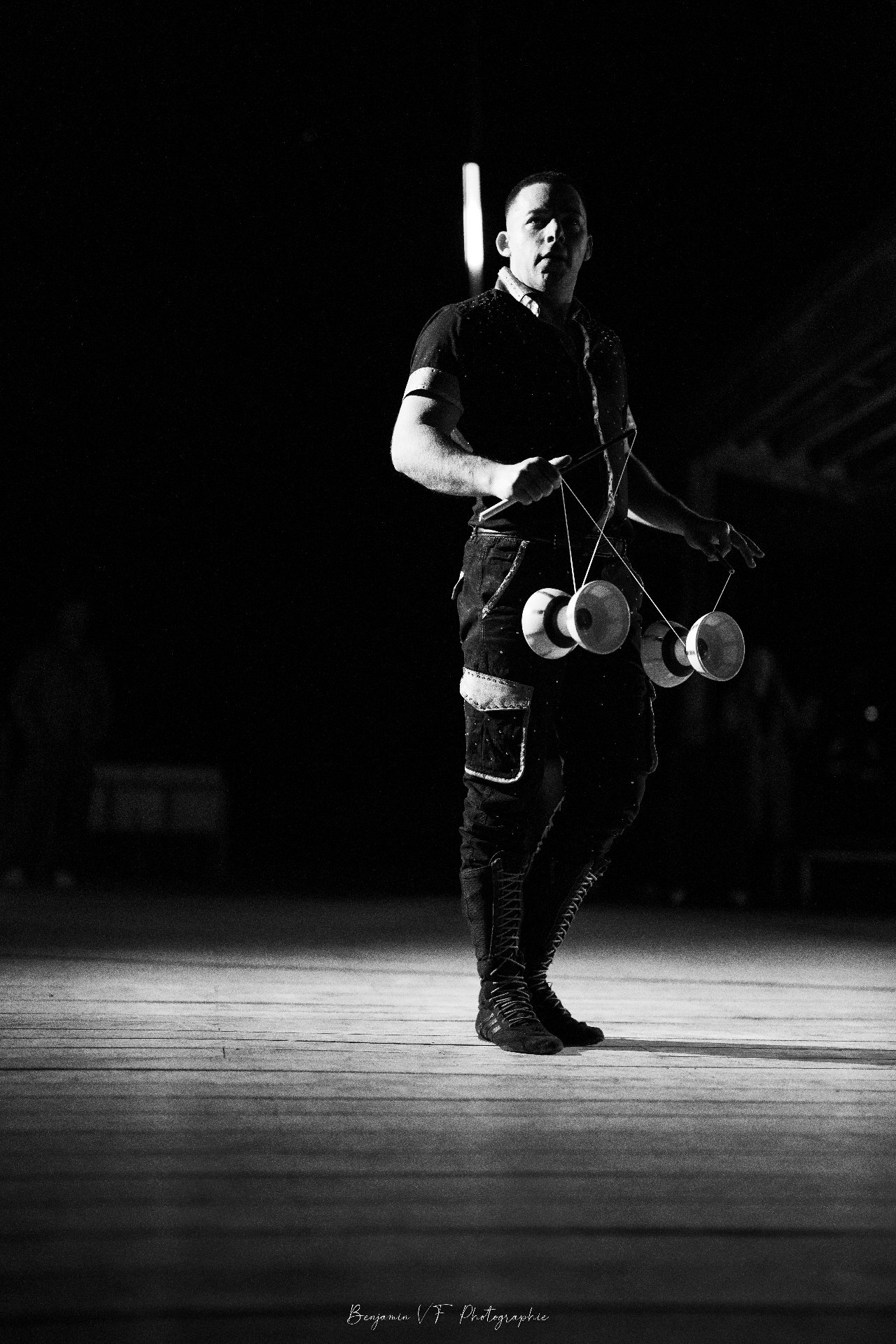 Diaboliste en noir et blanc, ambiance intimiste