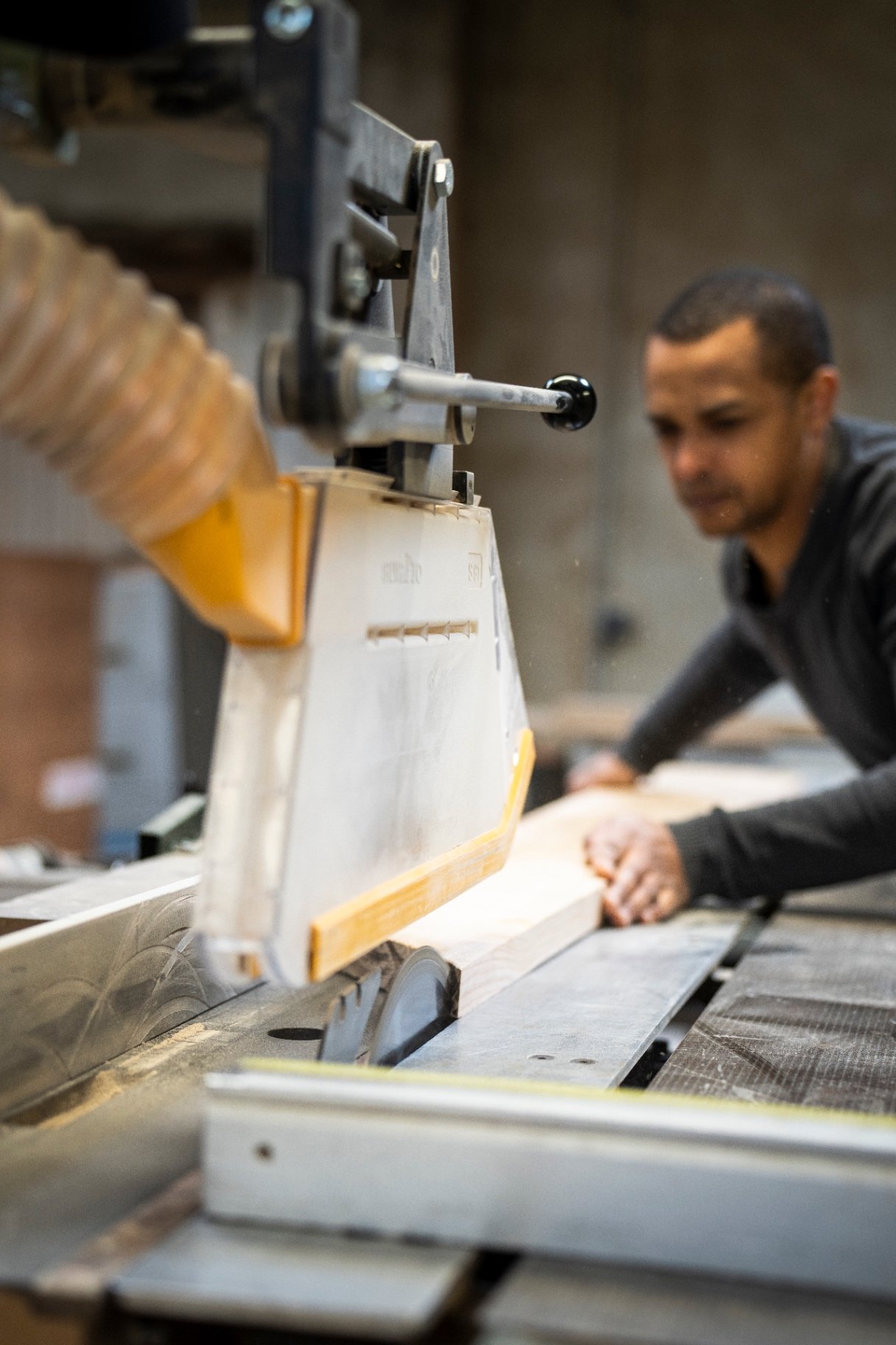 Artisan à la scie dans son atelier, reportage savoir-faire