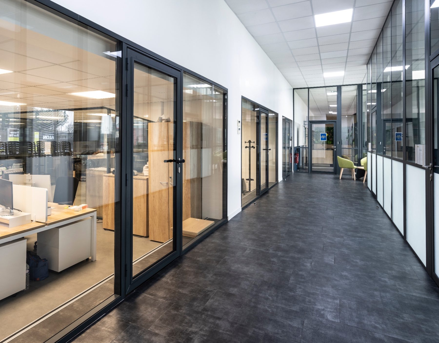Couloir de bureaux vitrés, jeux de perspectives
