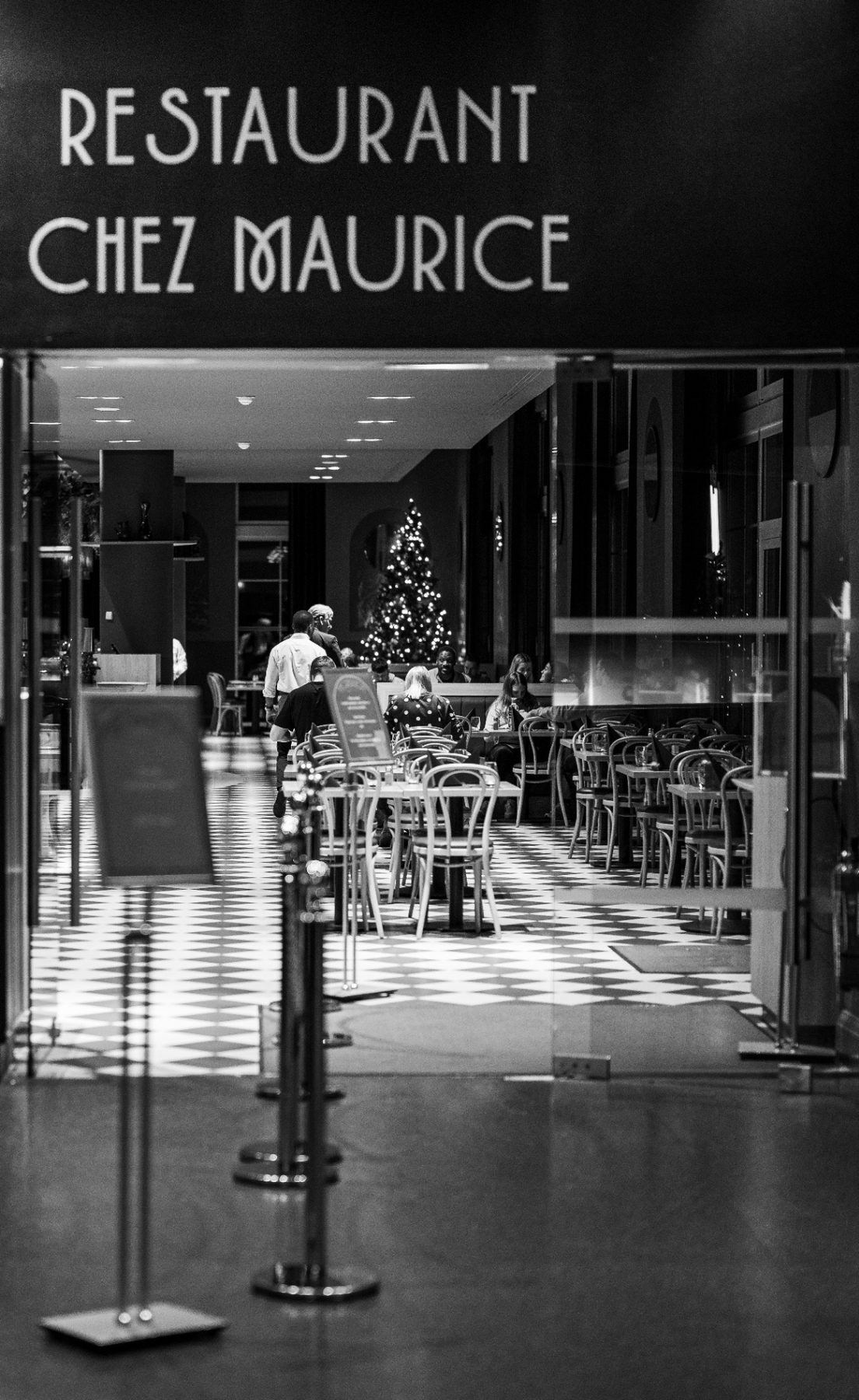 Restaurant Chez Maurice, entrée en noir et blanc