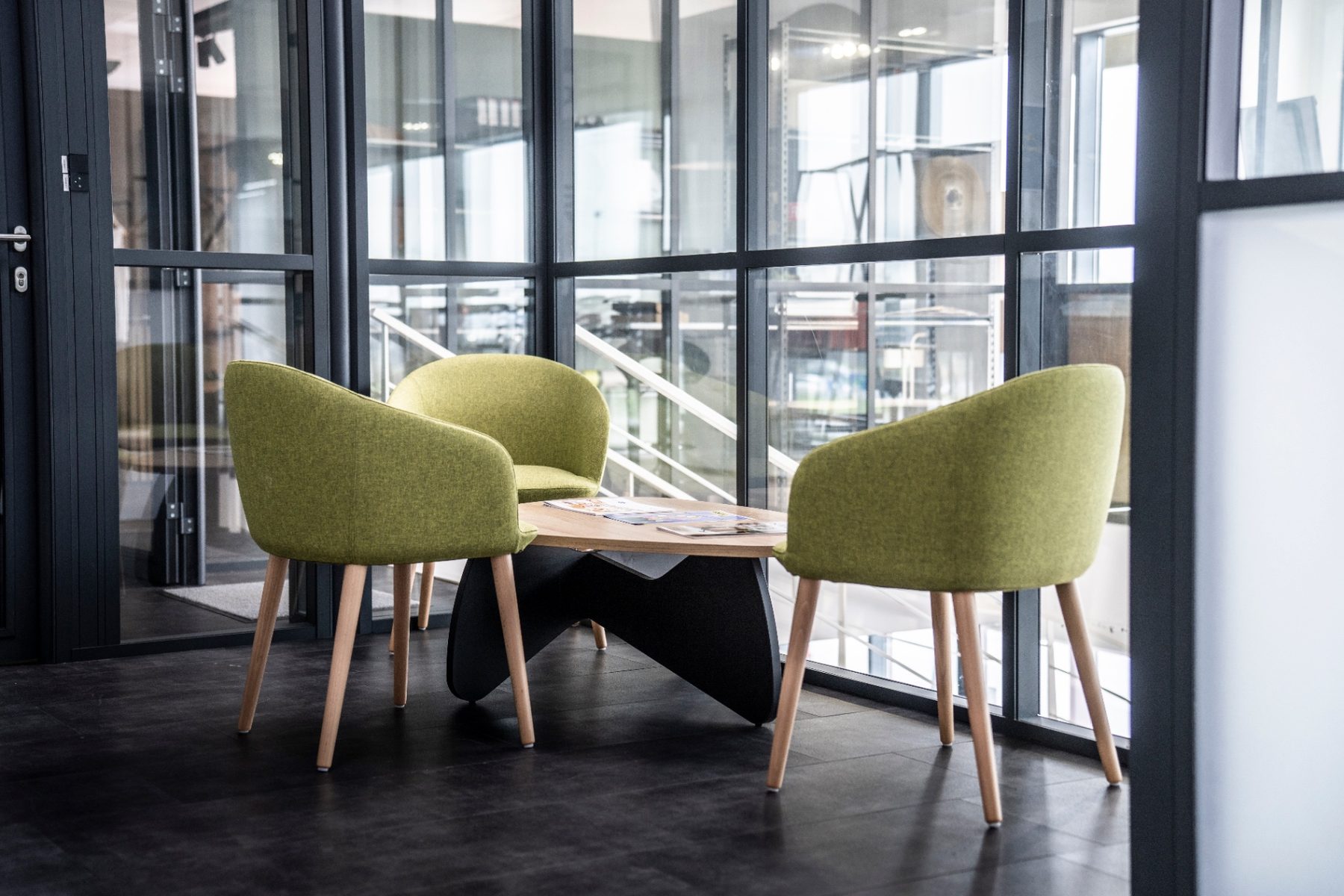 Coin salon, fauteuils verts et table basse design