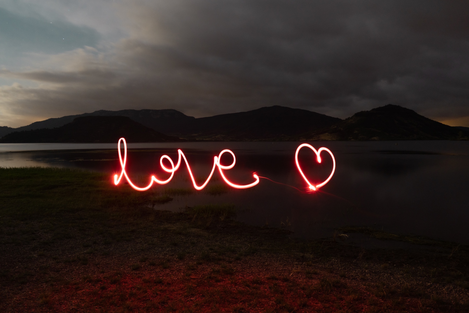 « Love » en light-painting devant le lac du Salagou