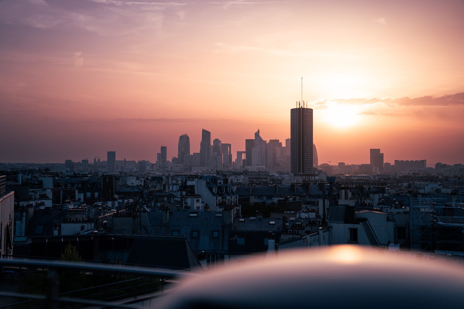Skyline parisienne au crépuscule vue depuis les toits