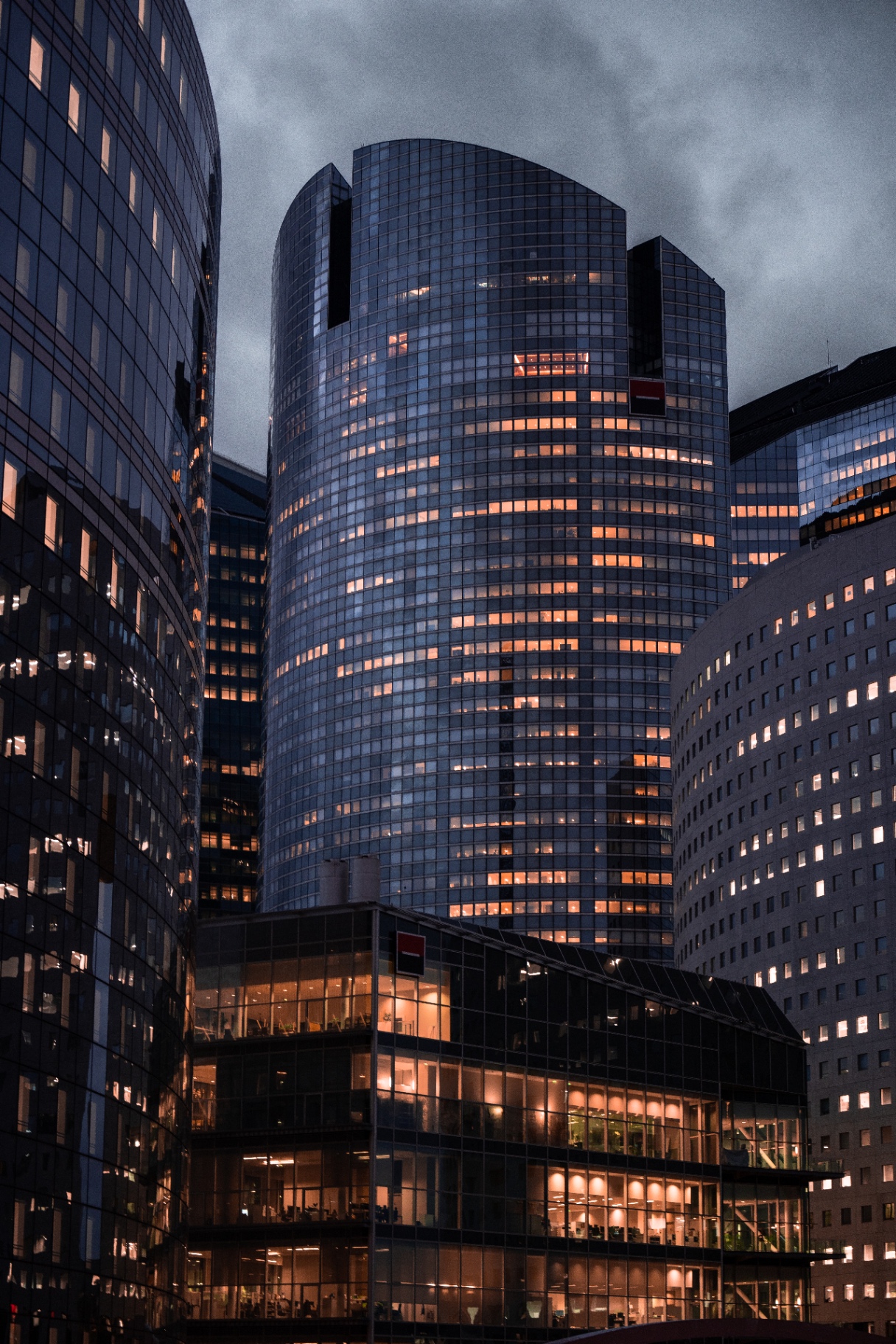 Tour de La Défense la nuit, fenêtres orangées
