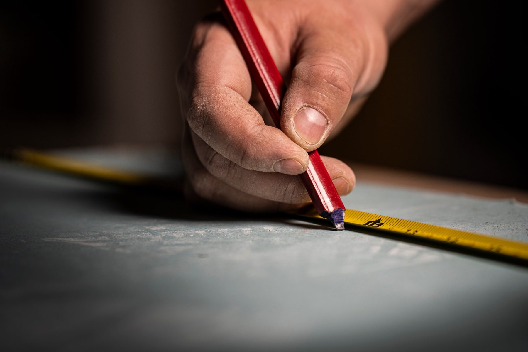 Mesure au crayon, geste d'artisan