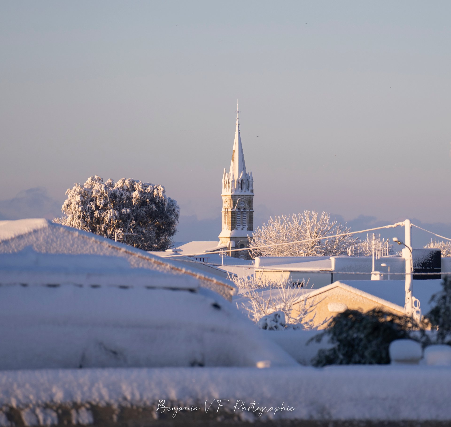 Clocher de Sémussac dans la lumière dorée d'un matin de neige