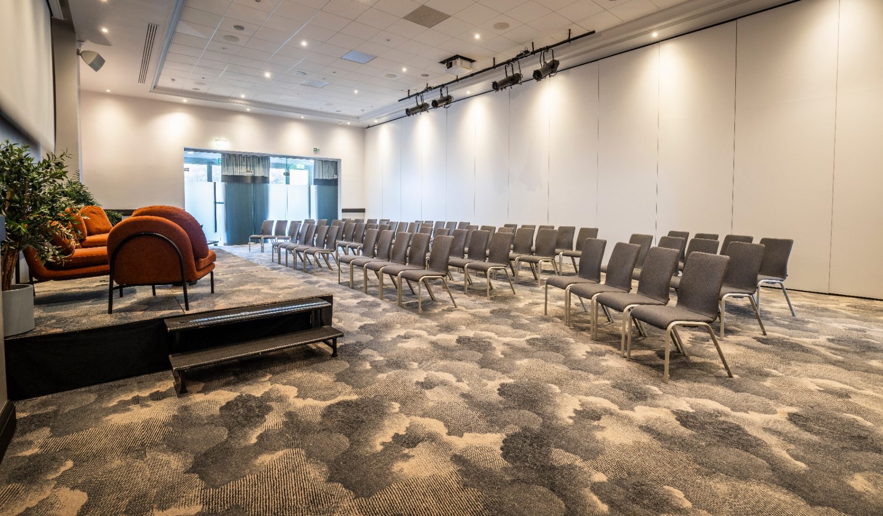 Salle de séminaire configurée conférence