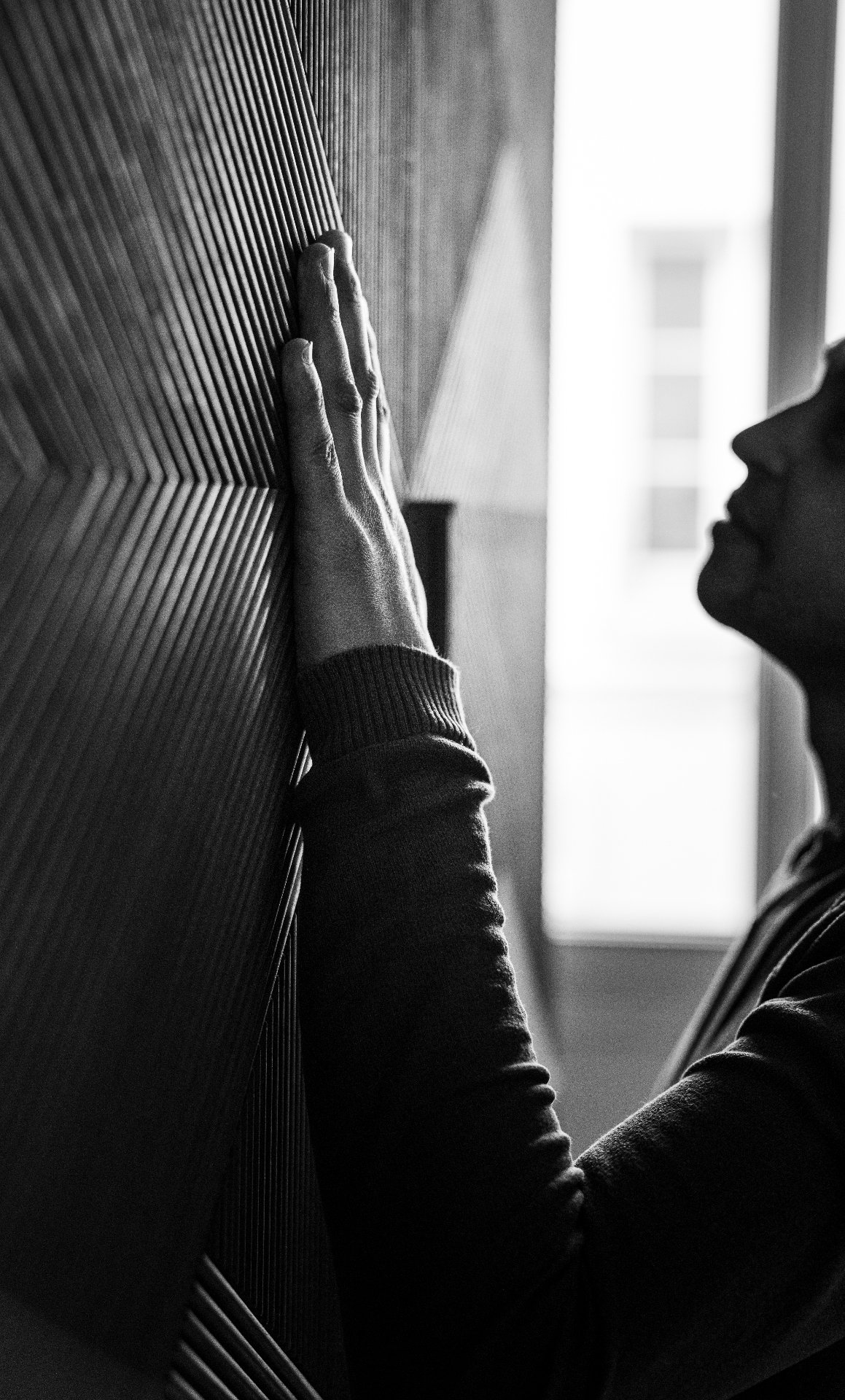 Main sur bois cannelé, détail d'artisan