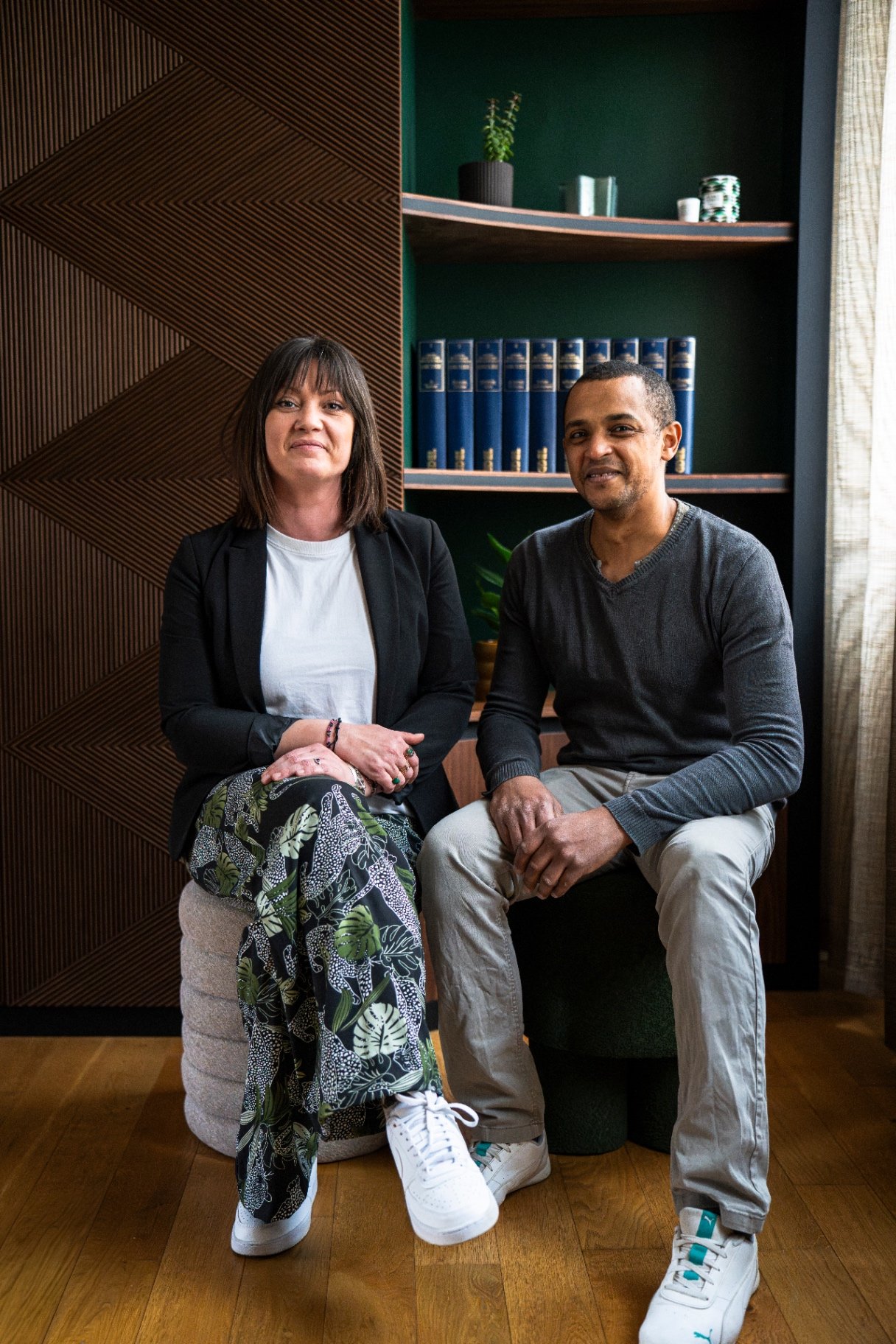 Portrait corporate de deux associés en bibliothèque