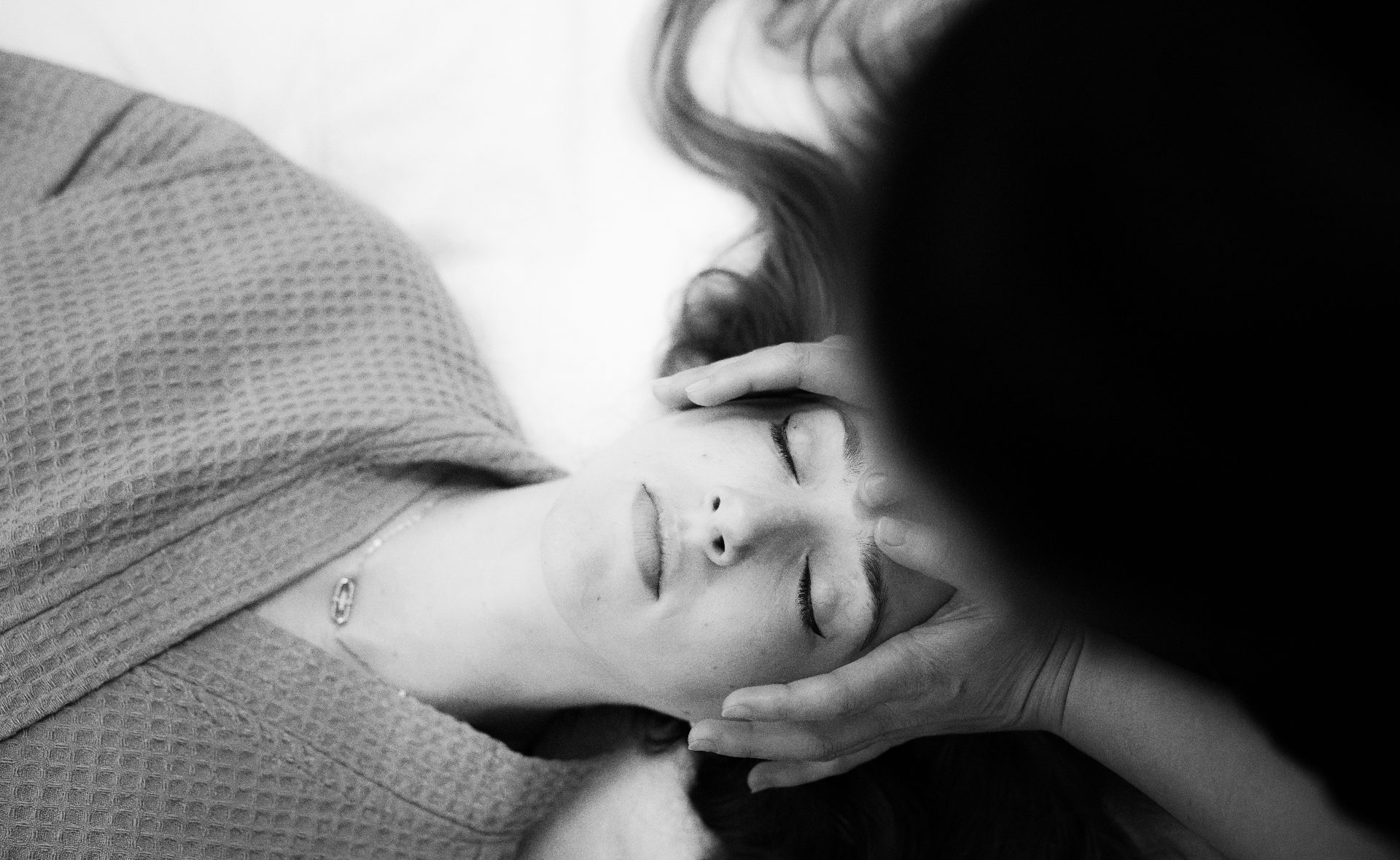 Massage du visage, N&B