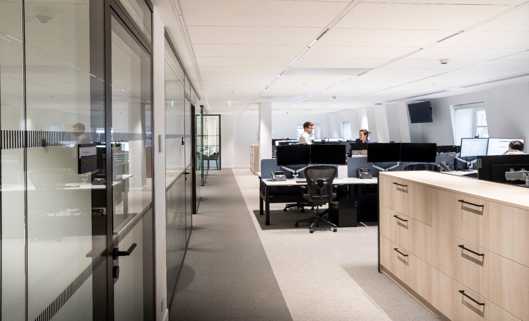 Couloir de bureaux lumineux photographié pour une entreprise nantaise