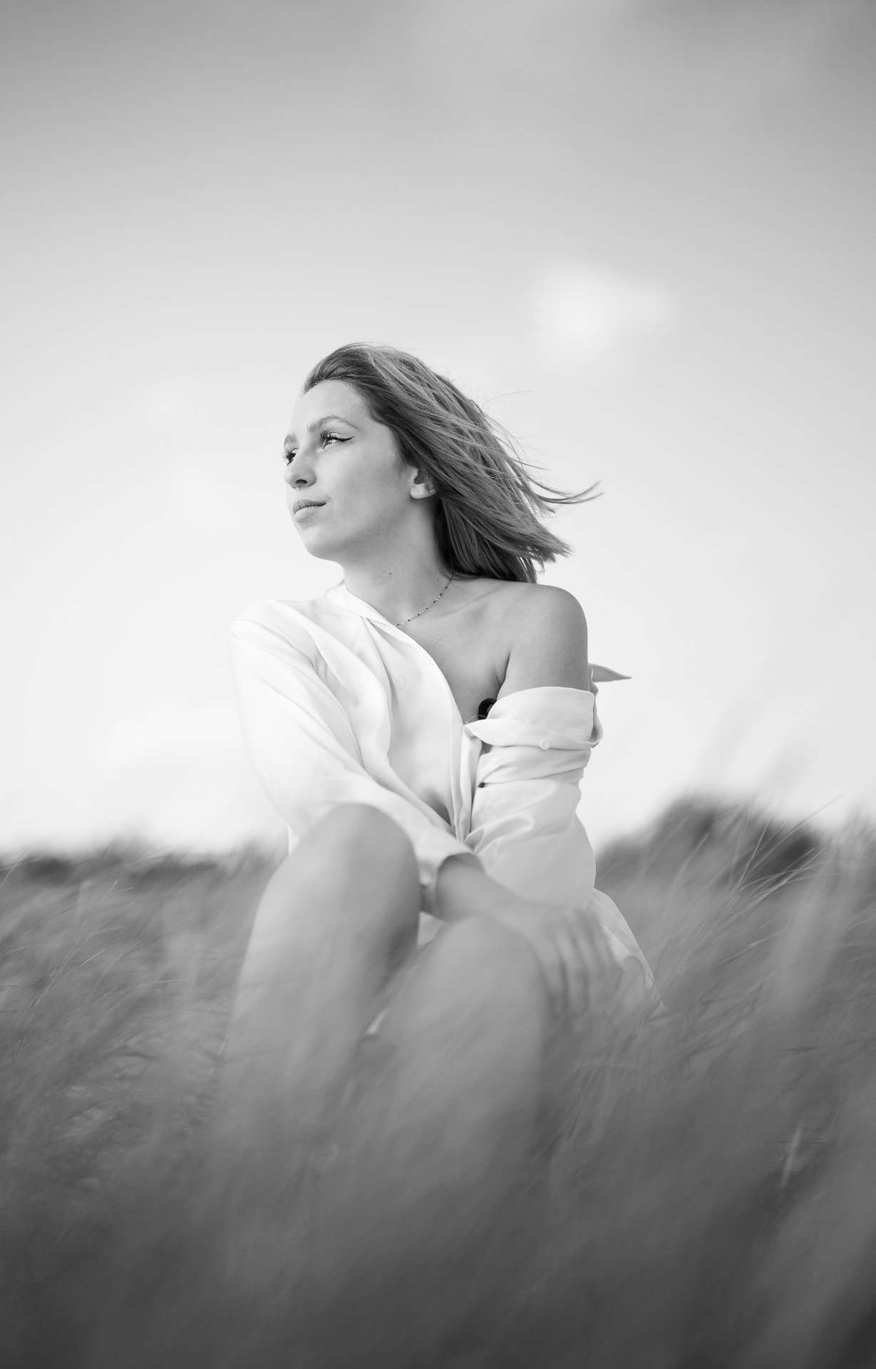 Portrait noir et blanc dans les dunes, attitude posée et assurée