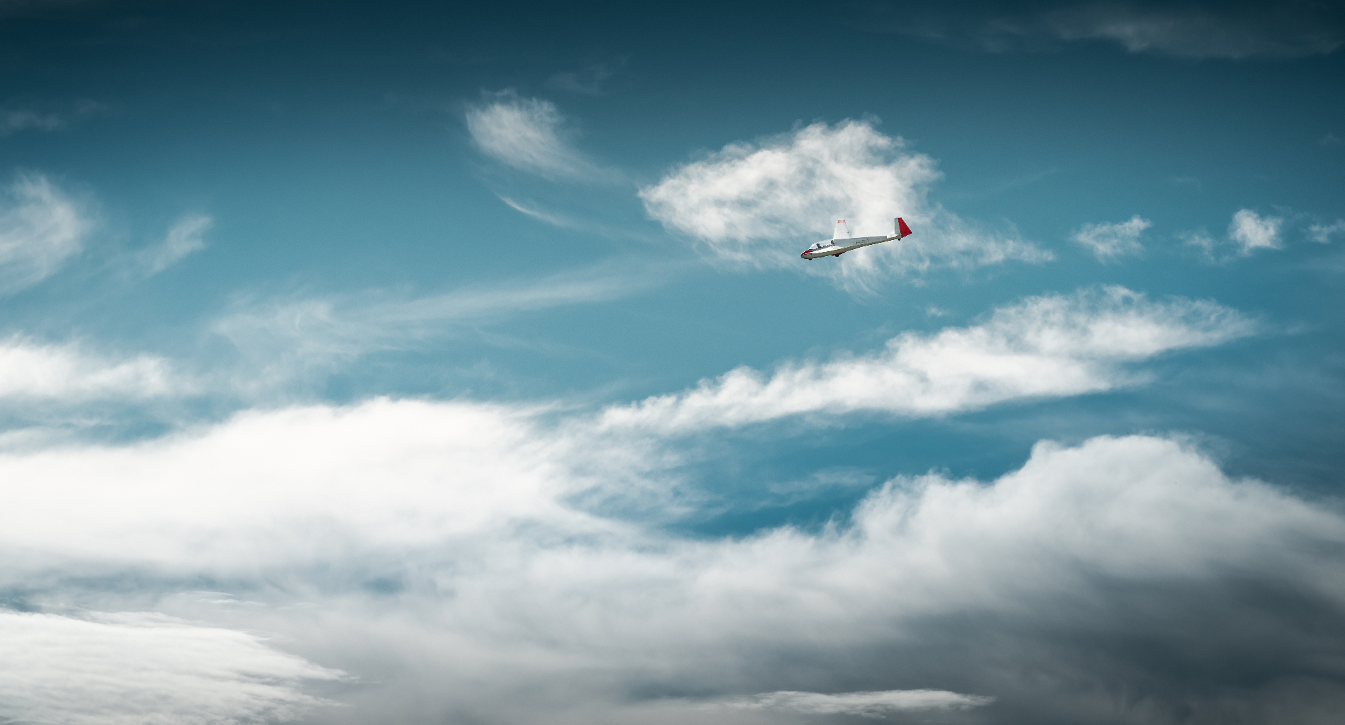 Planeur solitaire dans un ciel de traîne