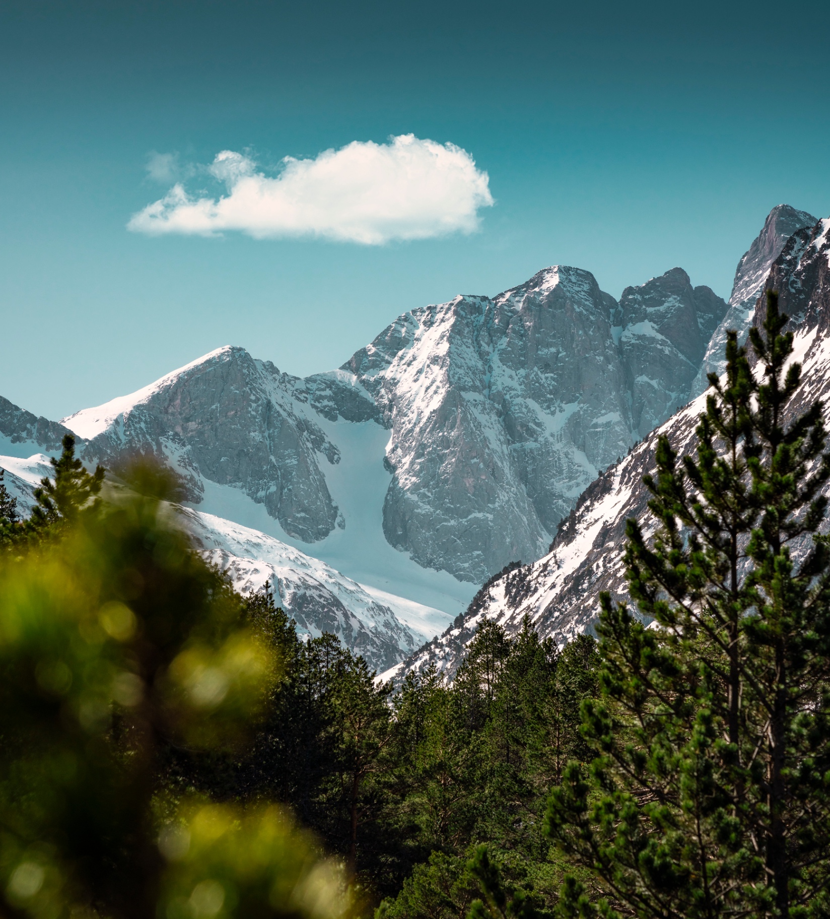 Cime du Gaube sous un nuage solitaire