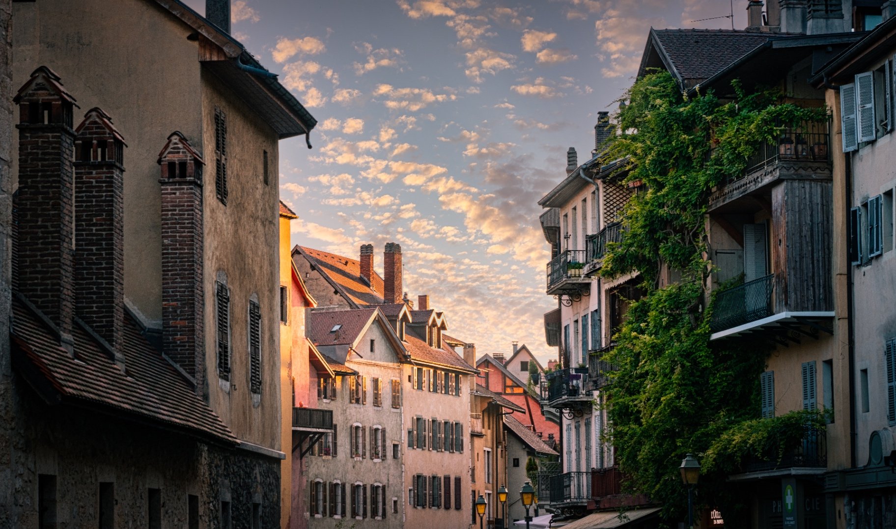 Ruelle d'Annecy à l'heure dorée