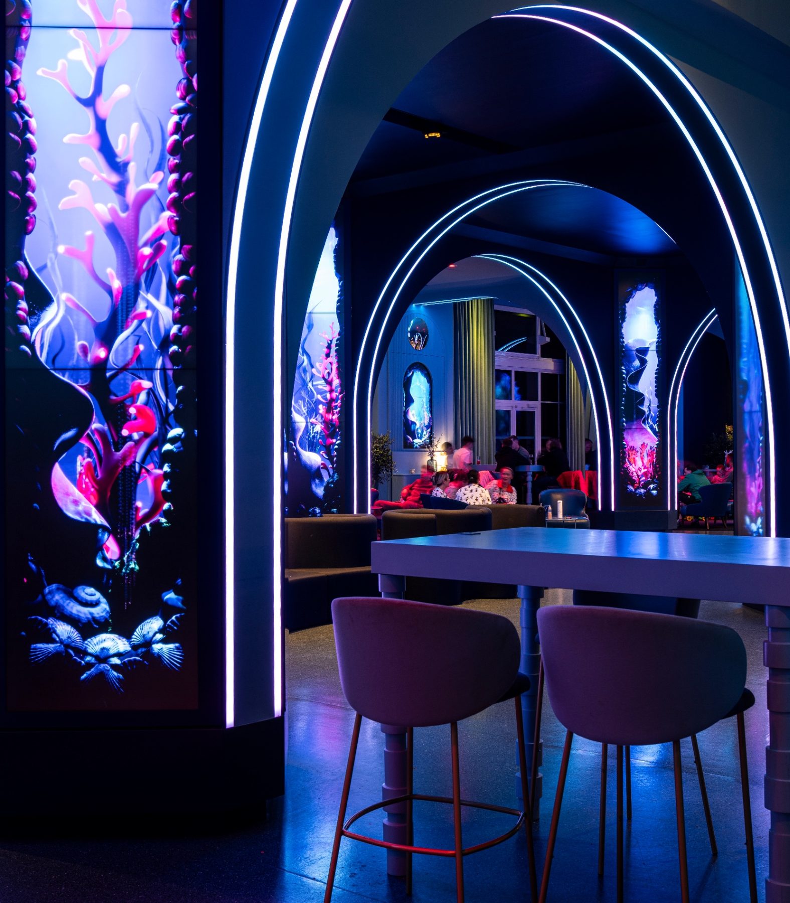 Bar sous arches lumineuses, ambiance underwater