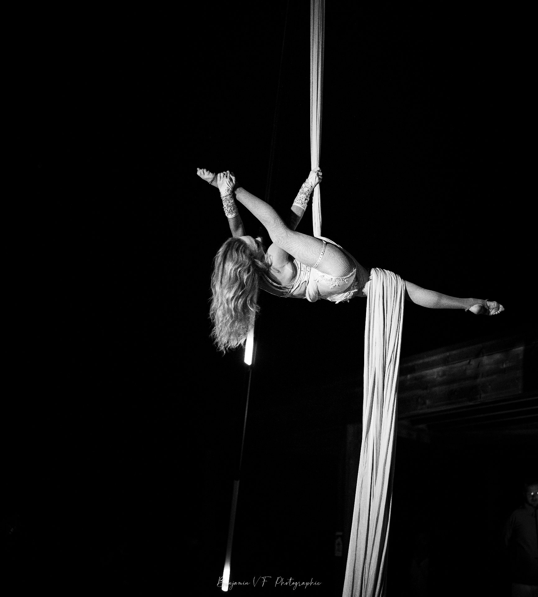Acrobate aérienne sur tissu, portrait noir et blanc