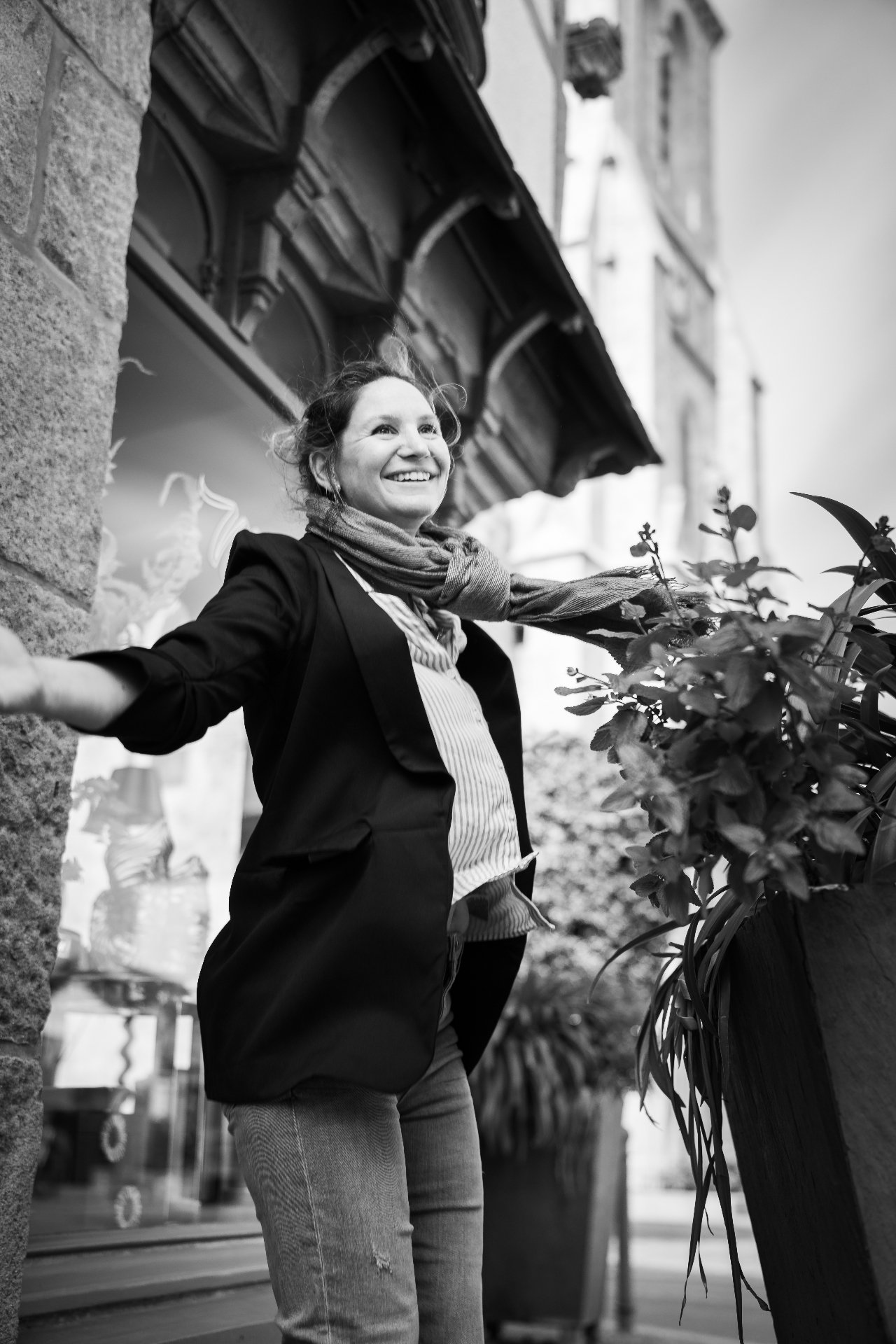 Commerçante en noir et blanc devant sa boutique