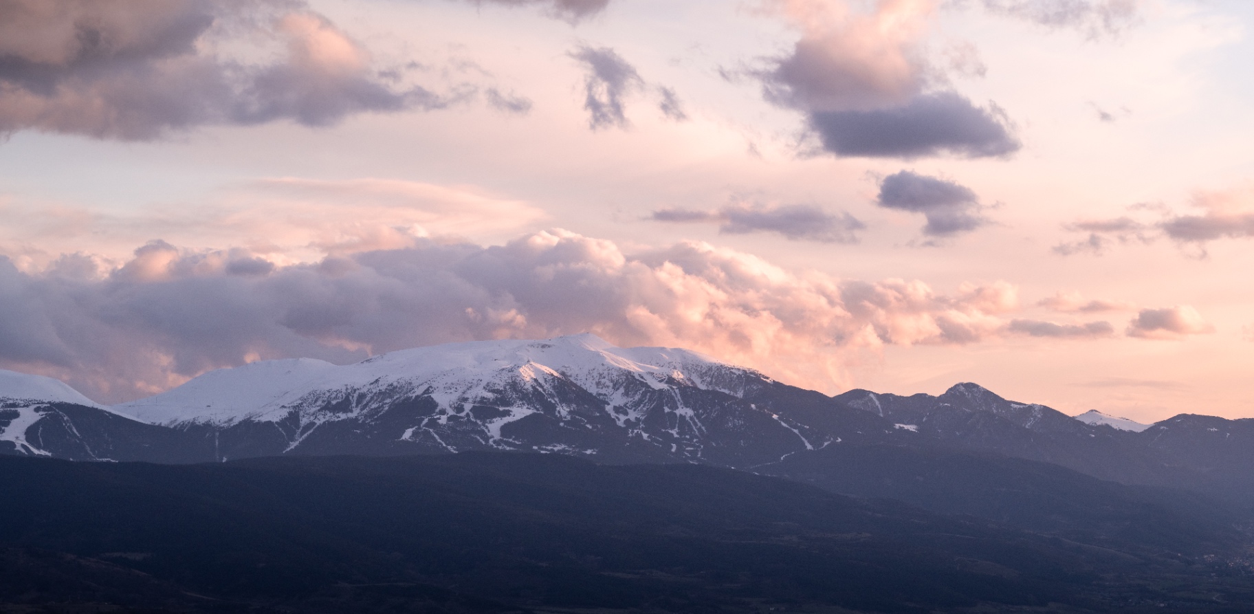 Nuages roses sur les Pyrénées catalanes au couchant