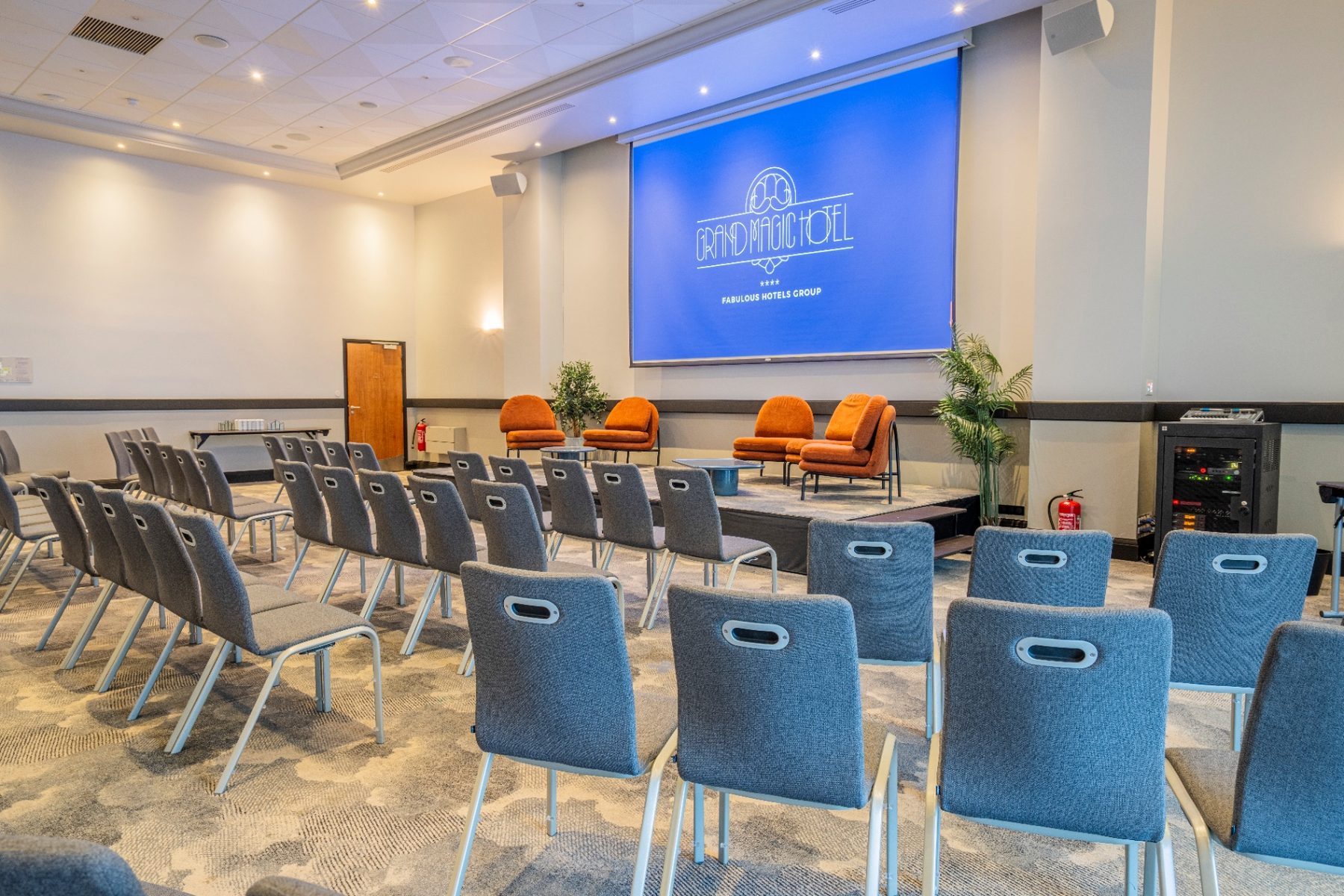 Salle de projection, écran et scène