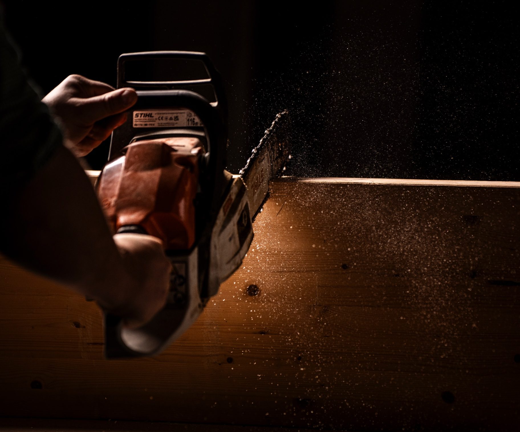 Tronçonneuse à bois en action