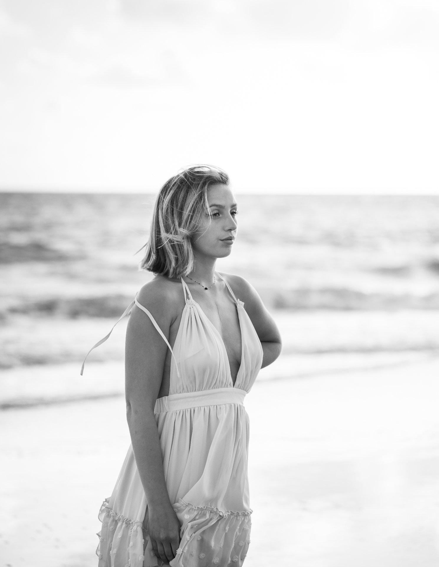 Portrait corporate en noir et blanc sur la plage, regard vers l'objectif
